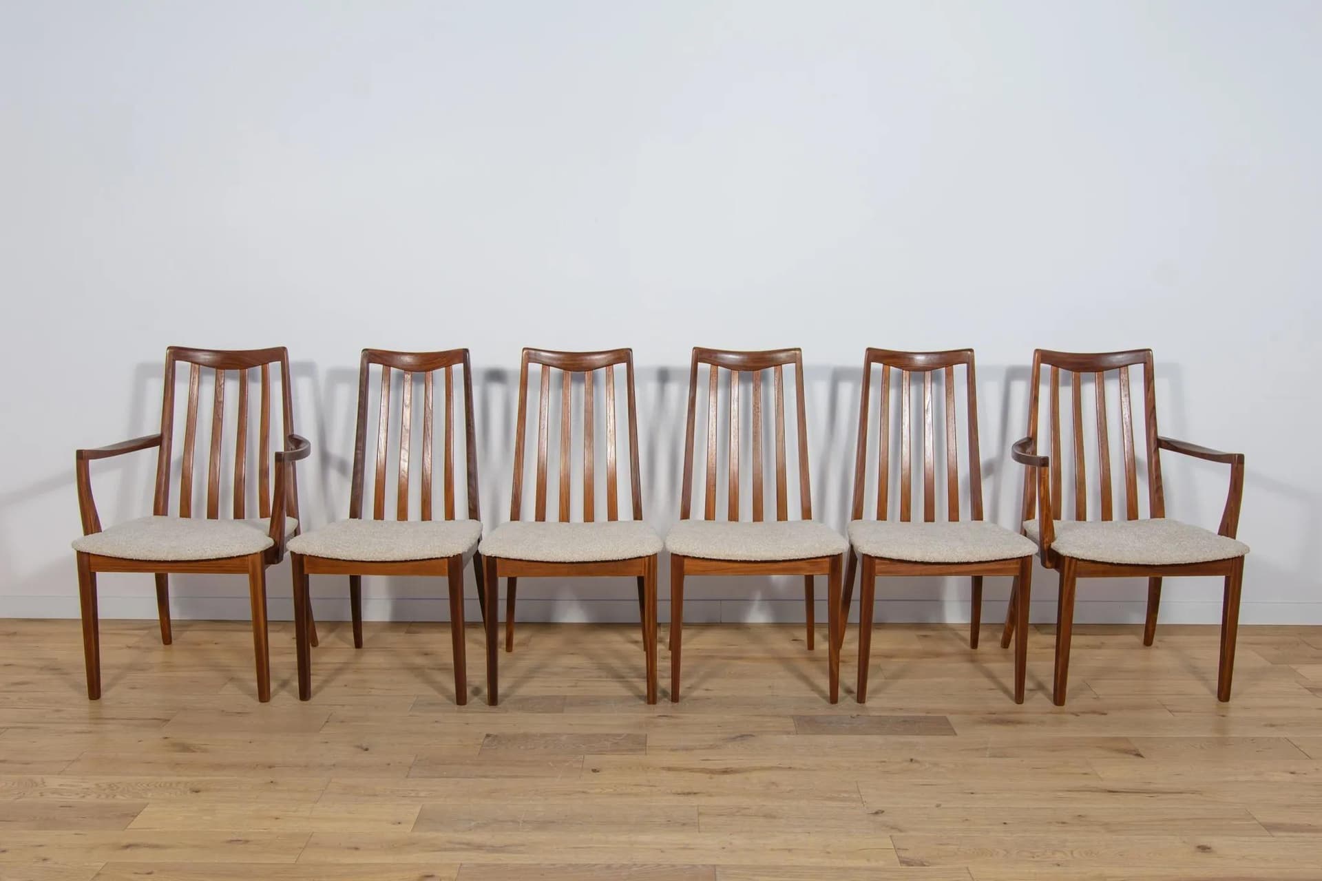 Komplet czterech krzeseł i dwóch foteli, teak brązowy jasny, proj. L. Dandy, G-Plan, Wielka Brytania, lata 60. - 71598