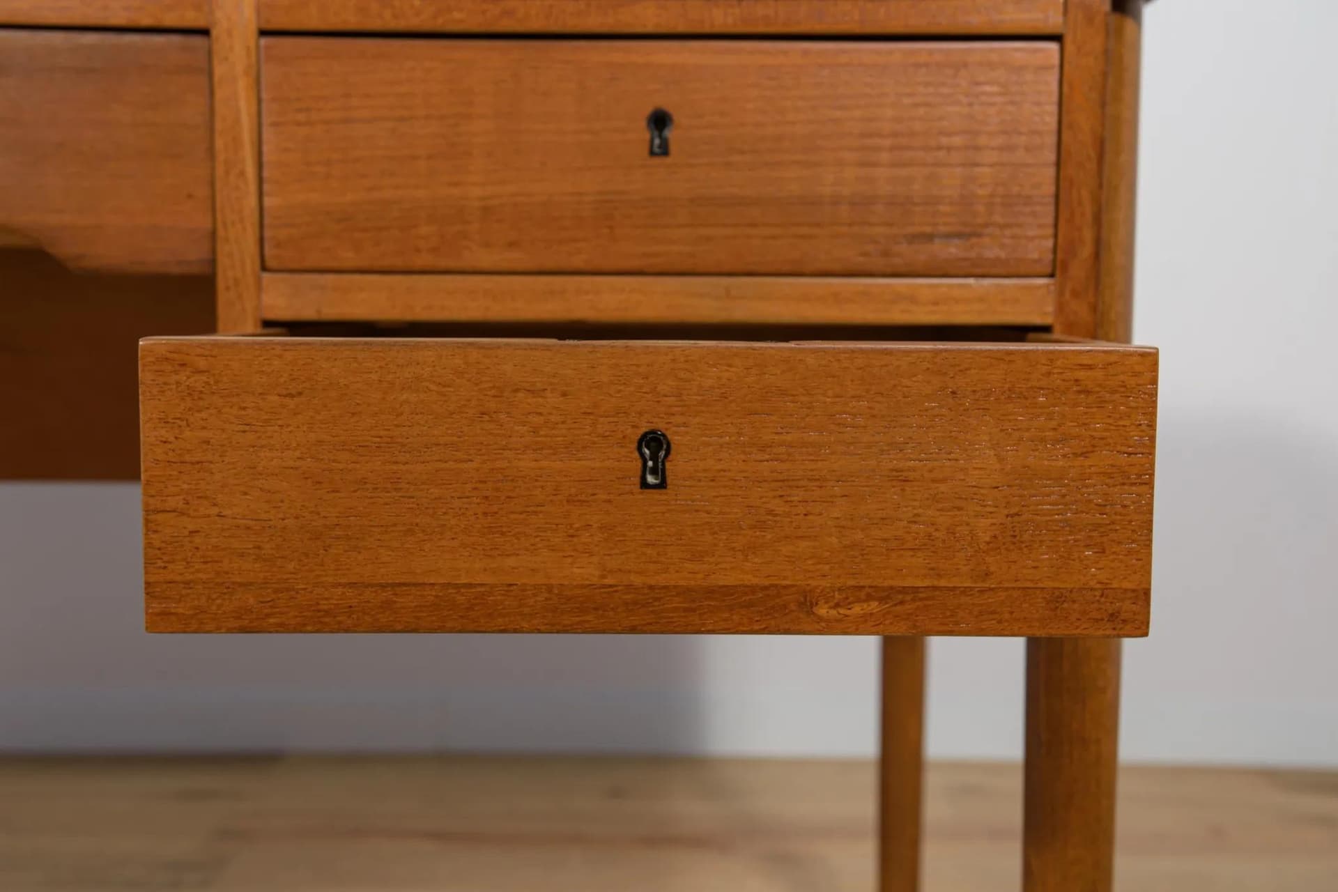 Biurko wolnostojące, teak brązowy, Dania, lata 60. - 71490