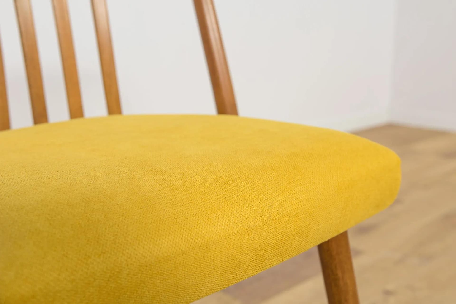 Komplet czterech krzeseł, drewno żółty, proj. A. Suman, TON, Czechy, lata 60. - 71481