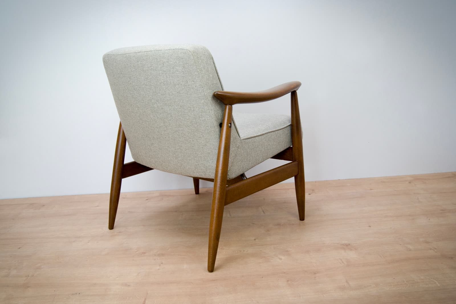 Para foteli GFM-87, drewno, tkanina jasnoszara, proj. J. Kędziorek, Polska, lata 70. - 71454