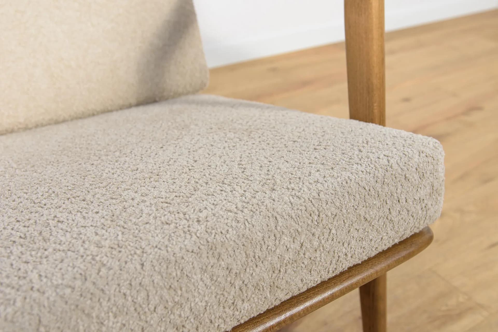 Fotel 300-139, boucle kremowy, buk brązowy, Swarzędzka Fabryka Mebli, Polska, lata 60. - 71331