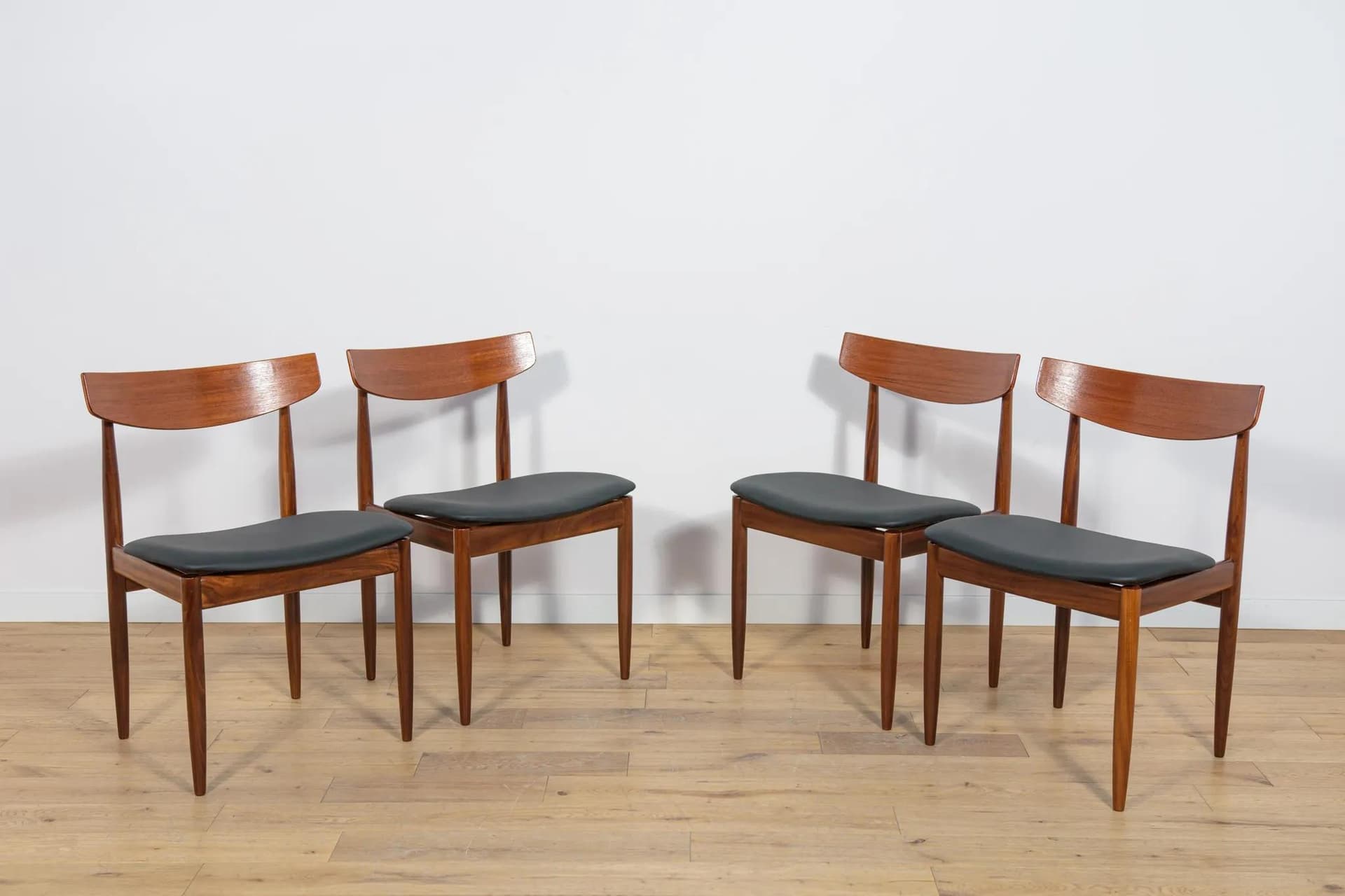 Komplet czterech krzeseł, teak brązowy, skóra naturalna czarna, proj. I. Kofod-Larsen, dla G-Plan, Wielka Brytania, lata 60. - 71296