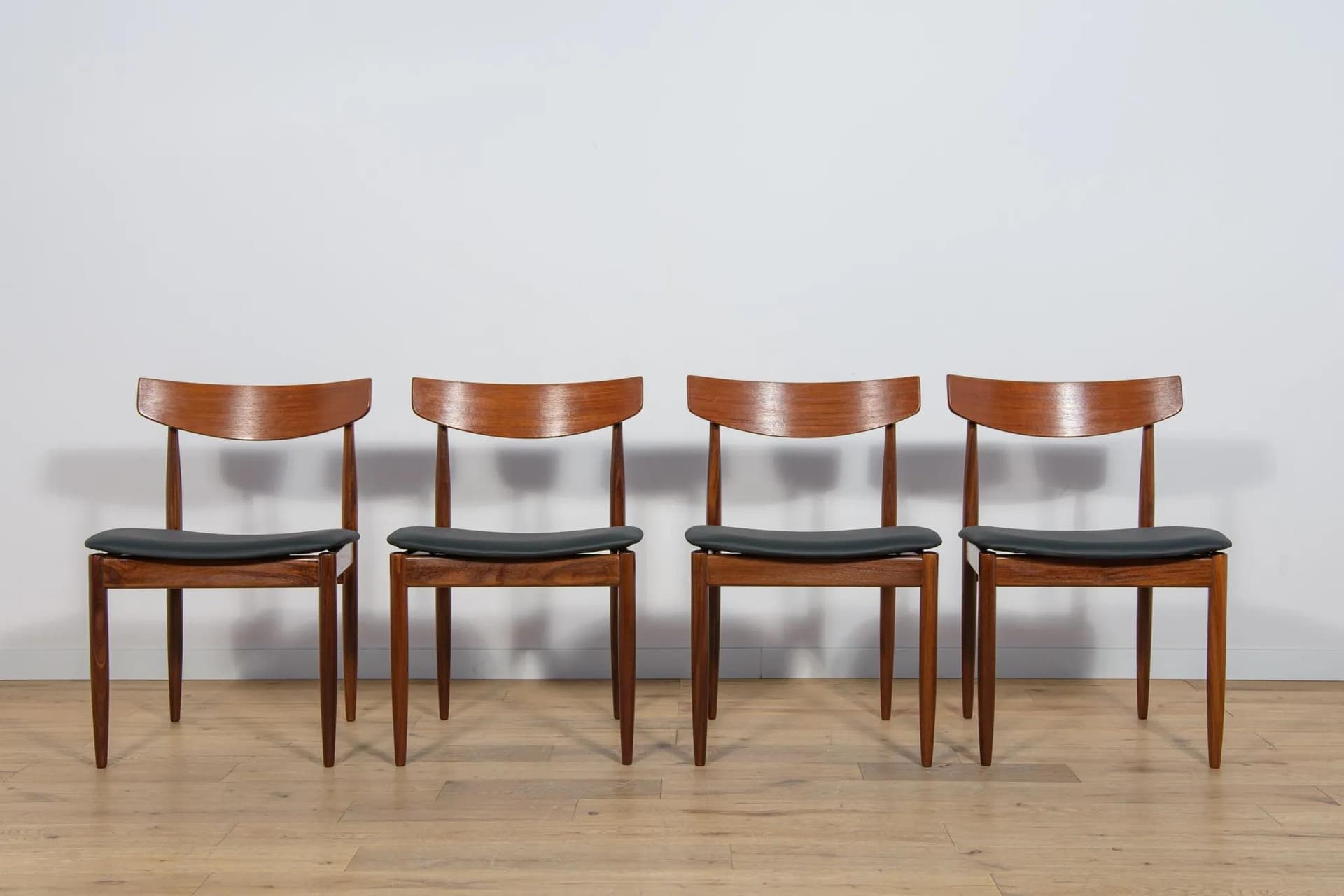 Komplet czterech krzeseł, teak brązowy, skóra naturalna czarna, proj. I. Kofod-Larsen, dla G-Plan, Wielka Brytania, lata 60. - 71291