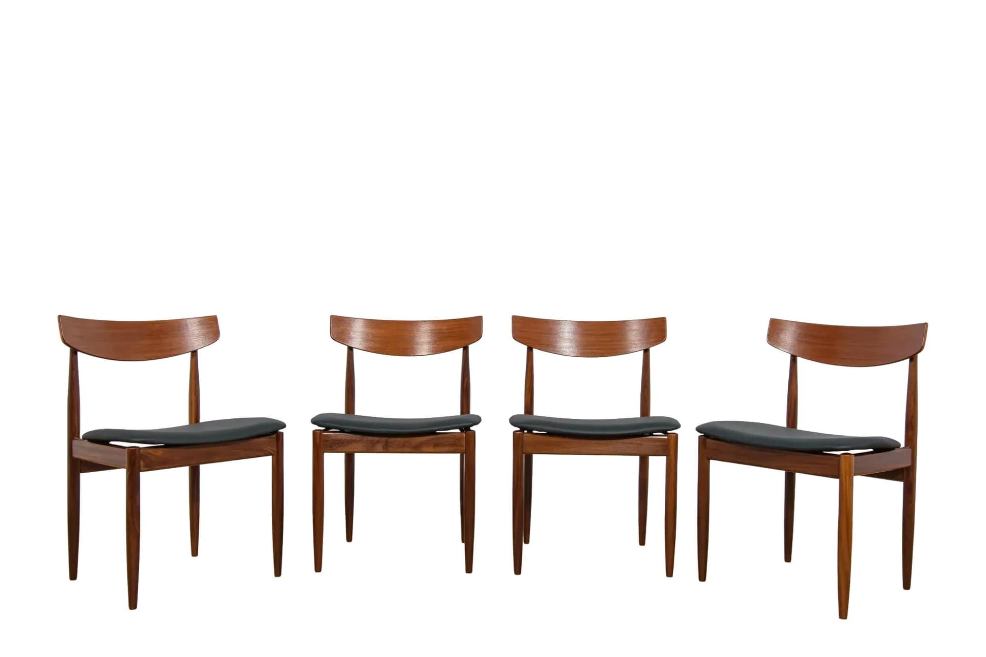 Komplet czterech krzeseł, teak brązowy, skóra naturalna czarna, proj. I. Kofod-Larsen, dla G-Plan, Wielka Brytania, lata 60.