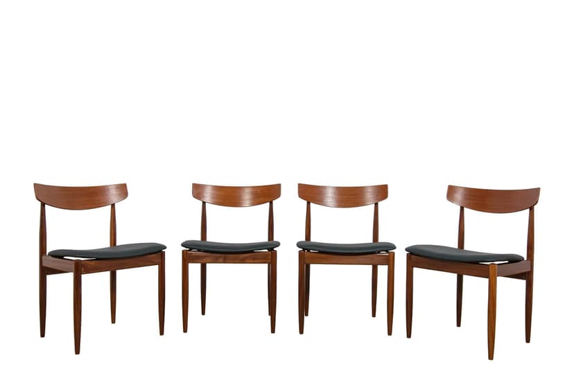 Komplet czterech krzeseł, teak brązowy, skóra naturalna czarna, proj. I. Kofod-Larsen, dla G-Plan, Wielka Brytania, lata 60.