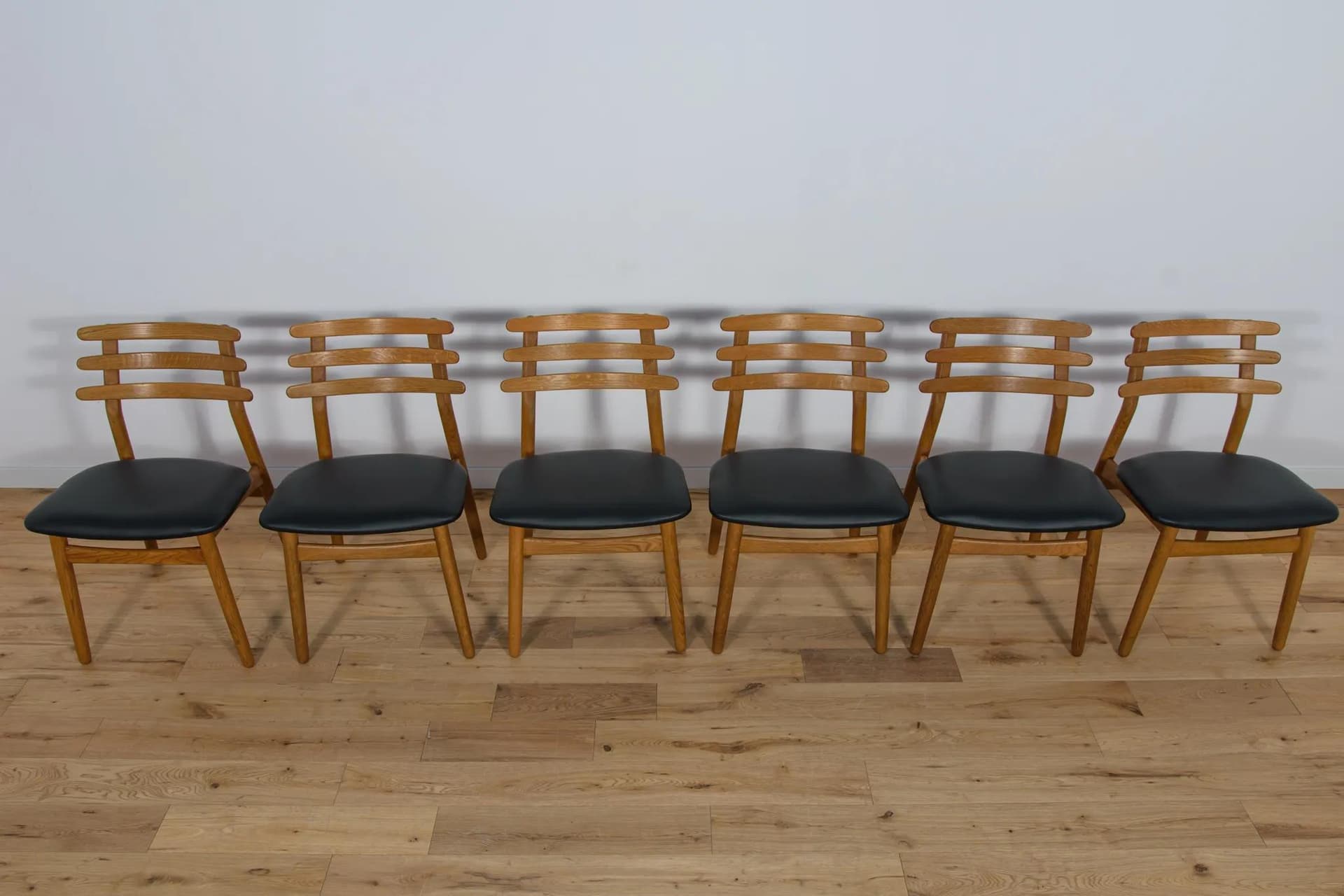 Komplet sześciu krzeseł, dąb brązowy, skóra czarna, proj. P. Volther, Dania, lata 60. - 71242