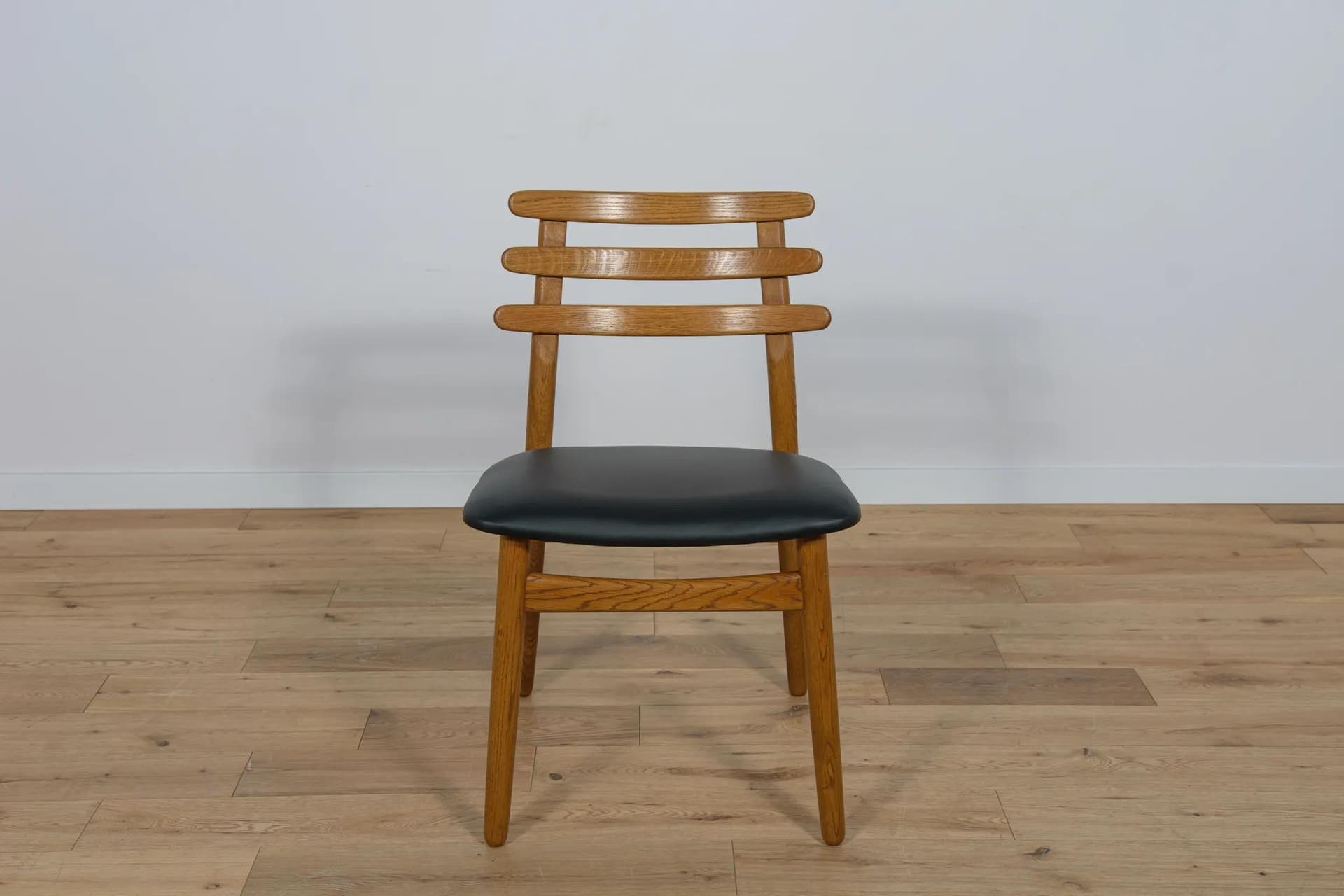 Komplet sześciu krzeseł, dąb brązowy, skóra czarna, proj. P. Volther, Dania, lata 60. - 71249
