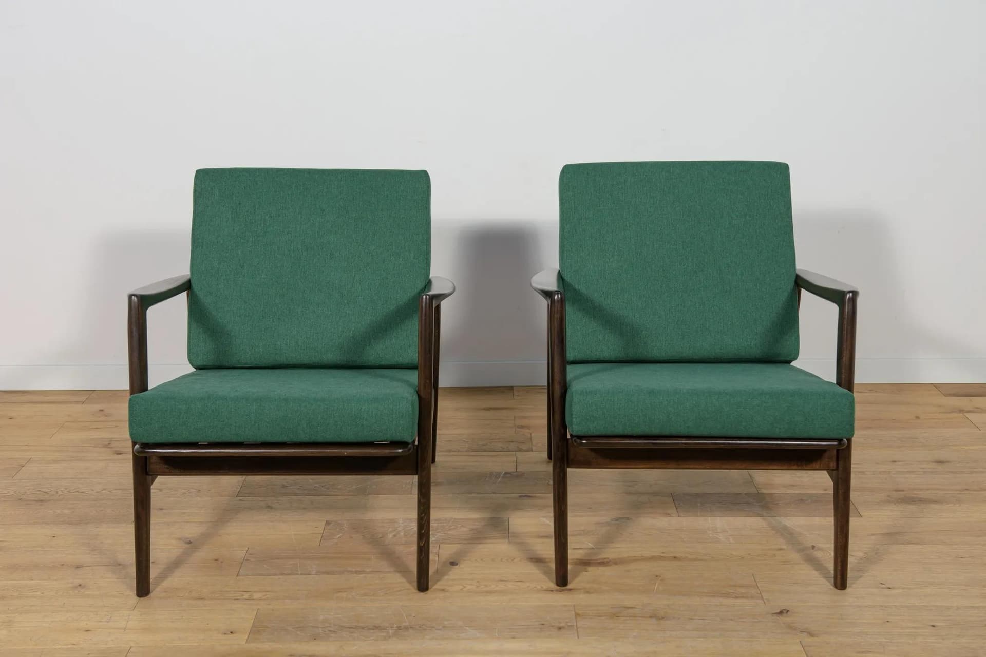 Para foteli 300-139, buk brązowy, tkanina zielona, Swarzędzka Fabryka Mebli, Polska, lata 60. - 71236
