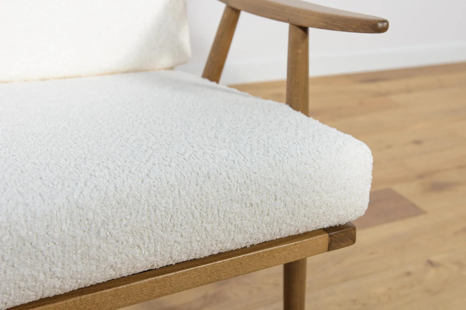 Fotel, boucle biały, buk brązowy, TON, Czechosłowacja, lata 60. - 71127