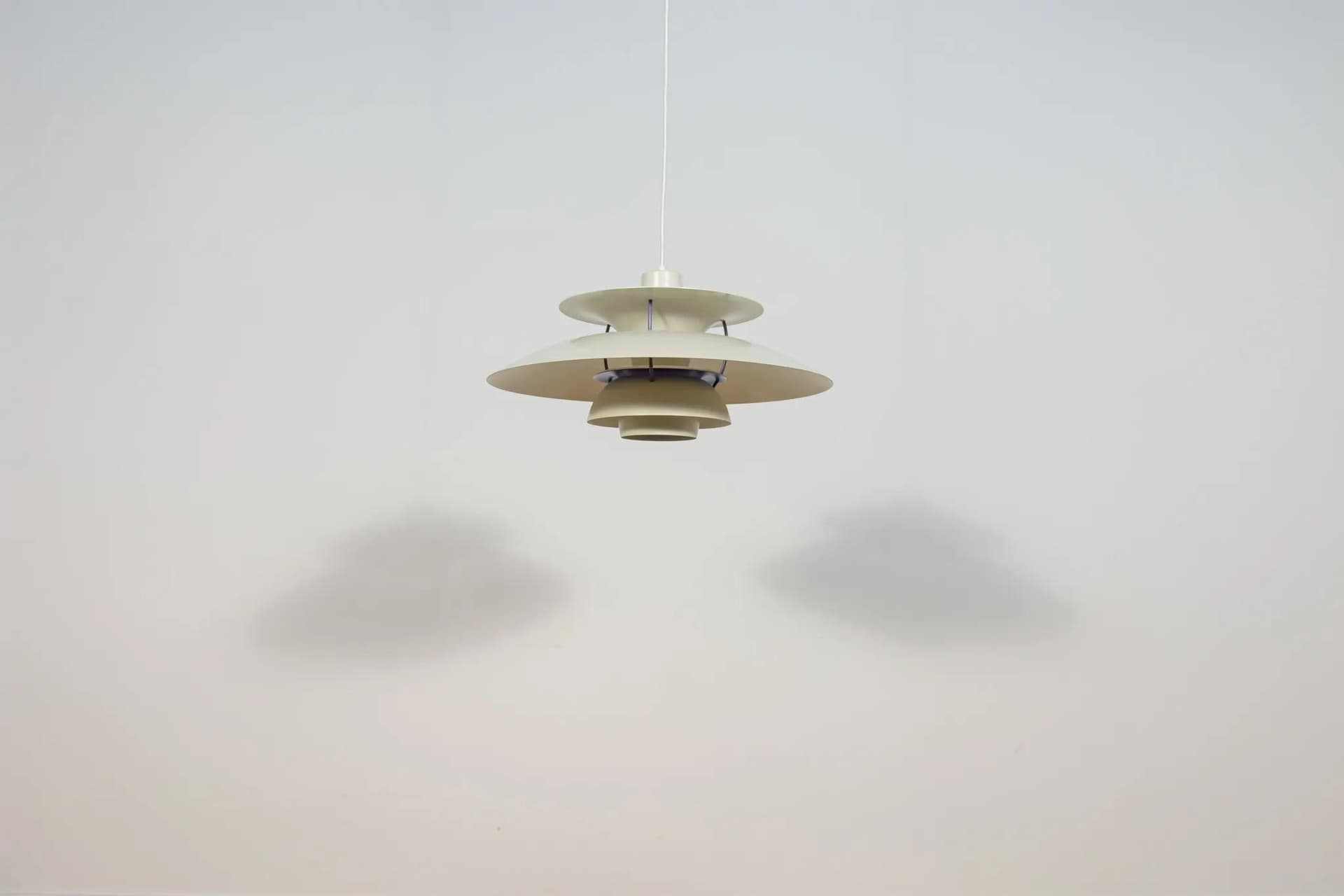 Lampa wisząca PH5, ivory white, aluminium, proj. P. Henningsen, Louis Poulsen, Dania, lata 60. - 71047