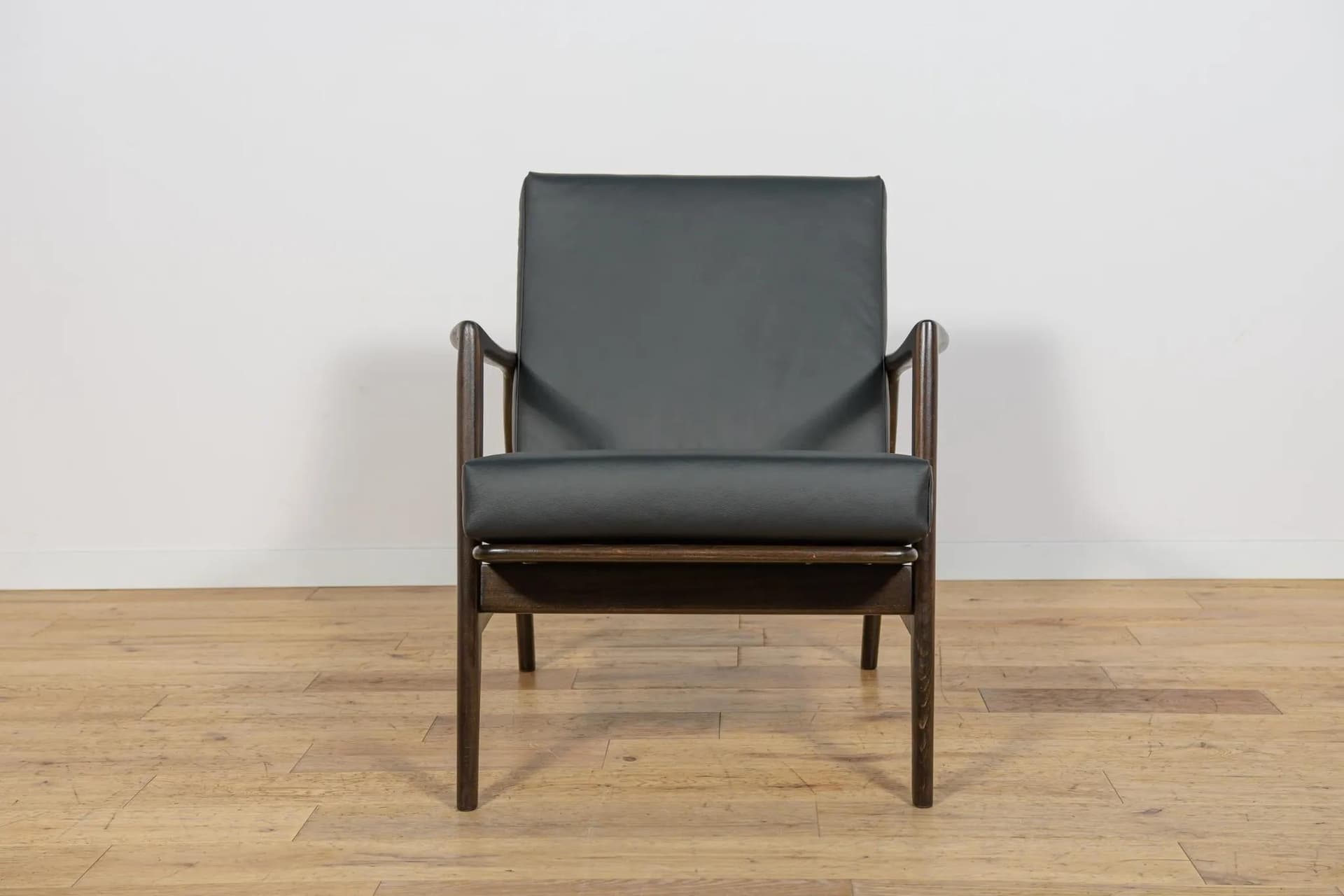 Pair of armchairs 300-139, black leather, rosewood-stained beech, Swarzędzka Fabryka Mebli, Poland, 1960s. - 71006