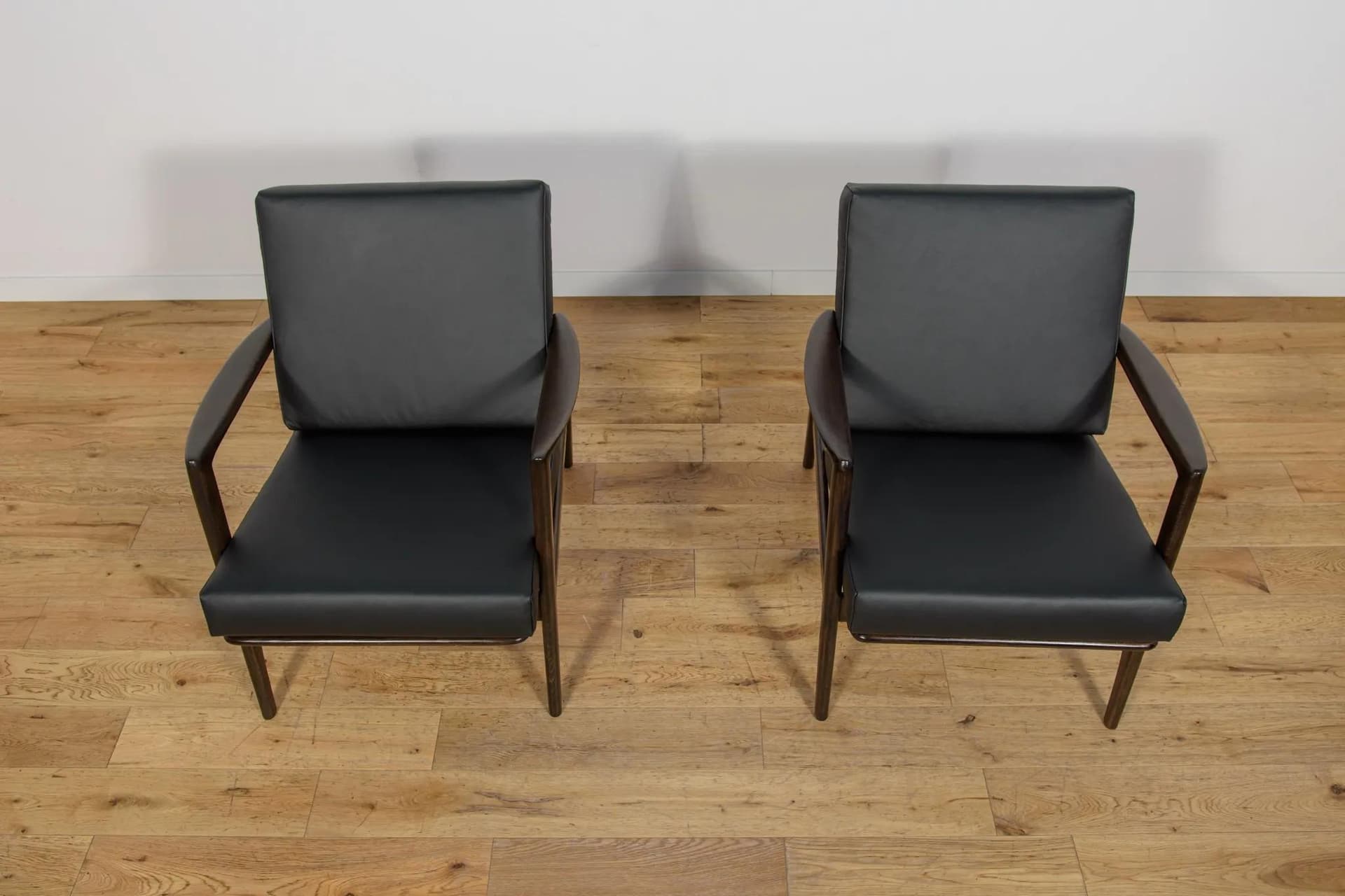 Pair of armchairs 300-139, black leather, rosewood-stained beech, Swarzędzka Fabryka Mebli, Poland, 1960s. - 71003