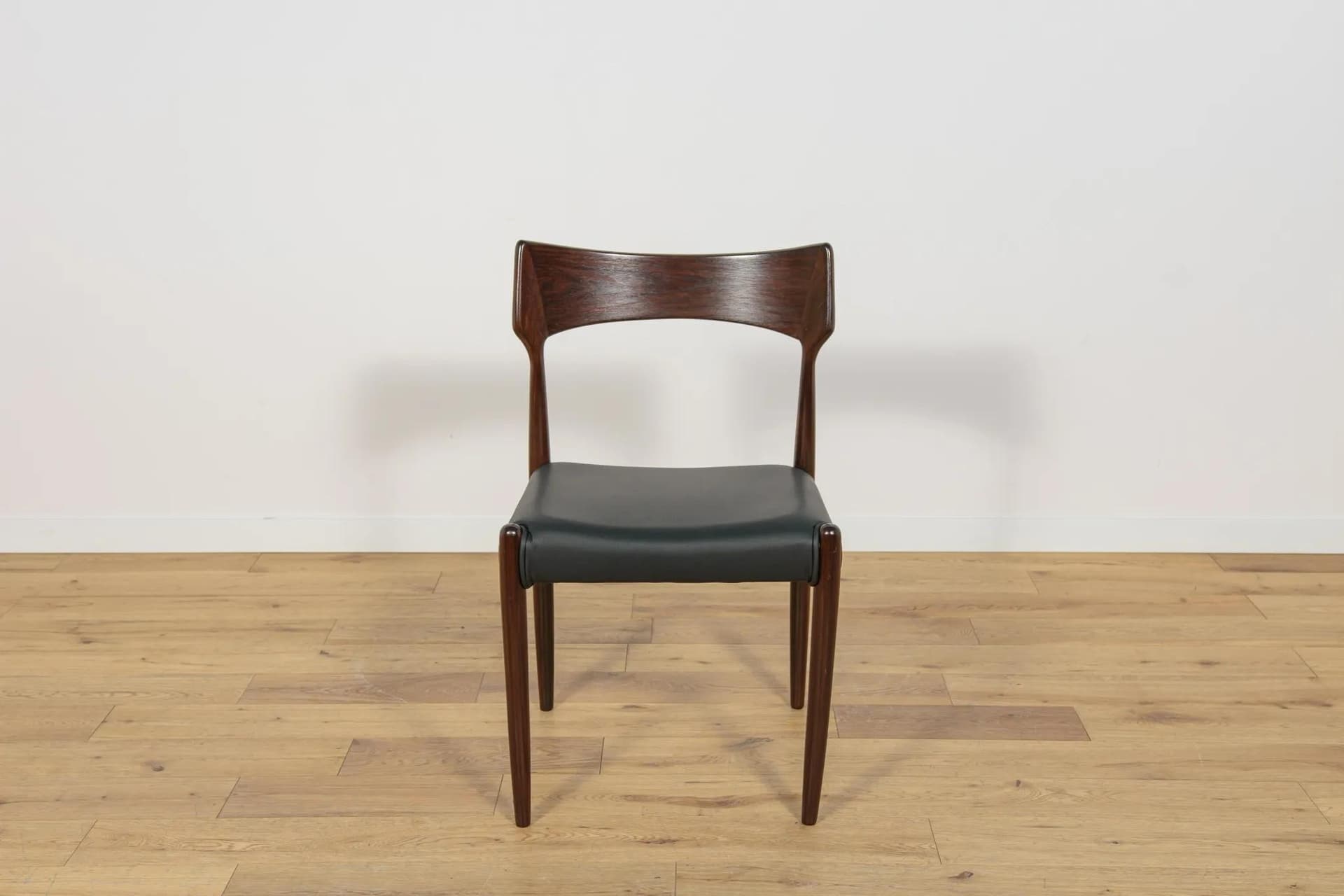 Komplet sześciu krzeseł, palisander brązowy, skóra czarna, Bernhard Pedersen & Søn, Dania, lata 60. - 70977
