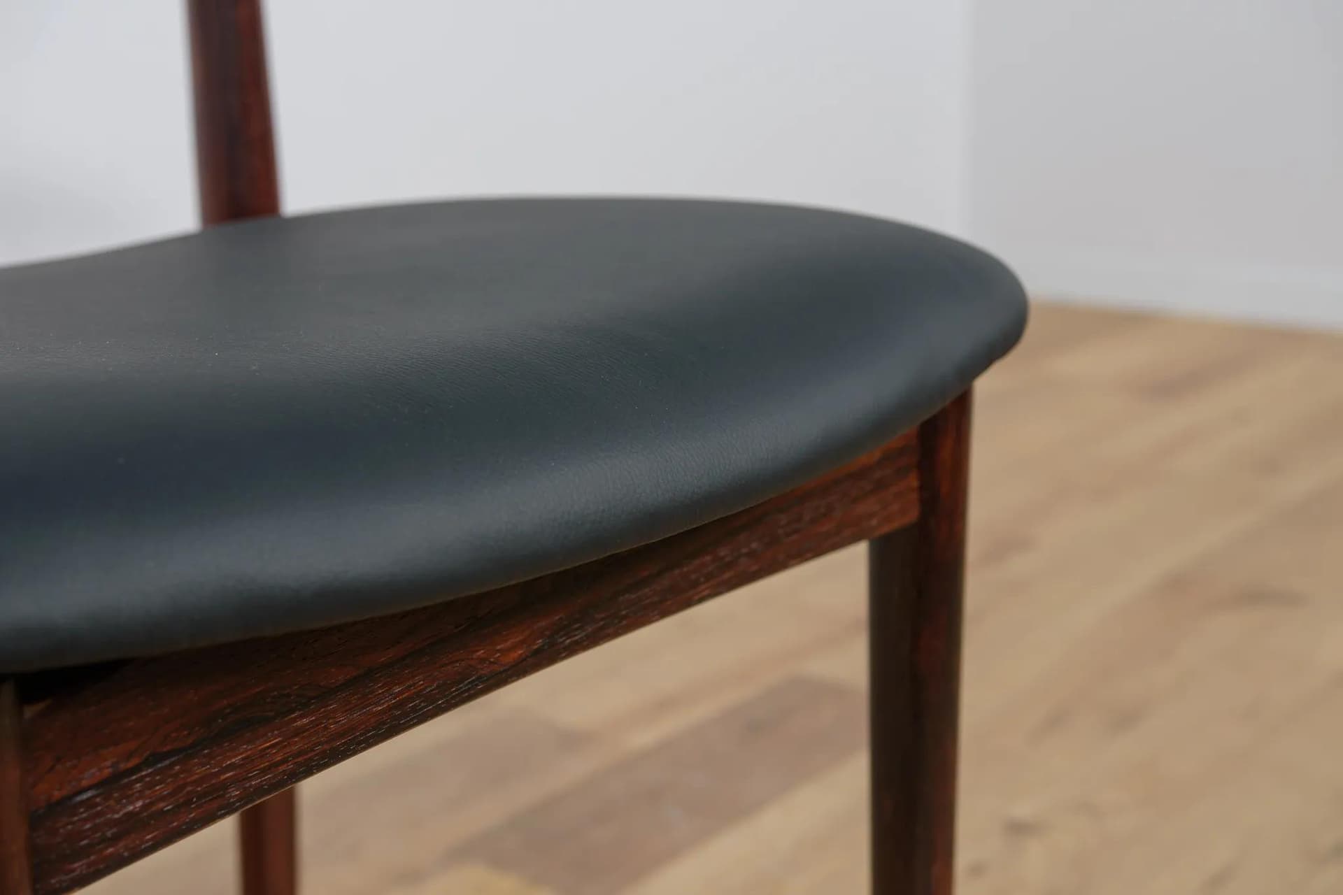 Komplet czterech krzeseł, palisander brązowy, skóra naturalna czarna, proj. H. Sibast & B. Rammerskov, Dania, lata 60. - 70973