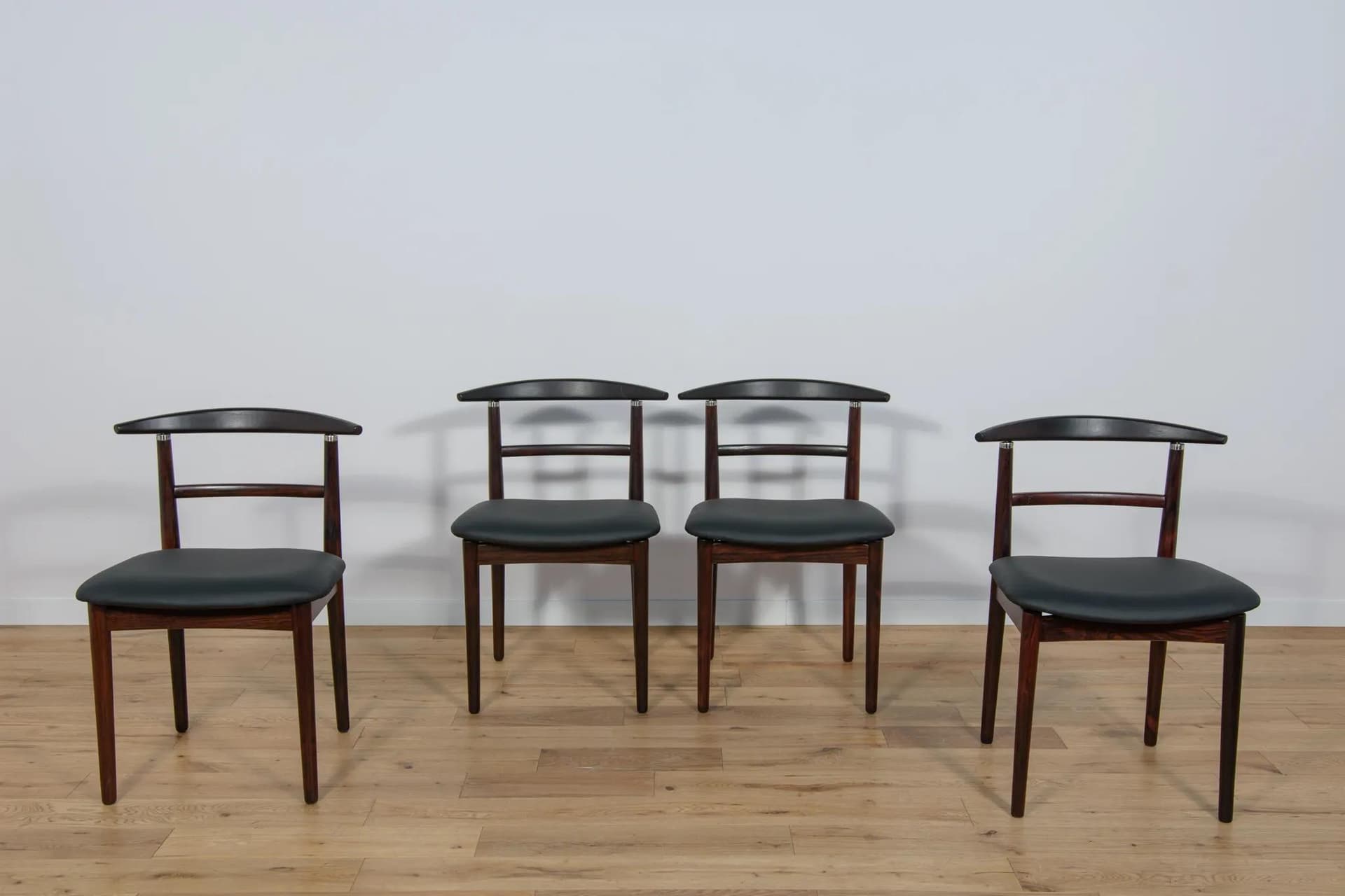 Komplet czterech krzeseł, palisander brązowy, skóra naturalna czarna, proj. H. Sibast & B. Rammerskov, Dania, lata 60. - 70967