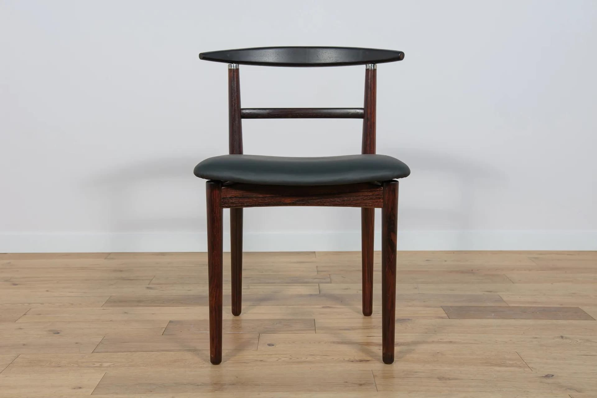 Komplet czterech krzeseł, palisander brązowy, skóra naturalna czarna, proj. H. Sibast & B. Rammerskov, Dania, lata 60. - 70971
