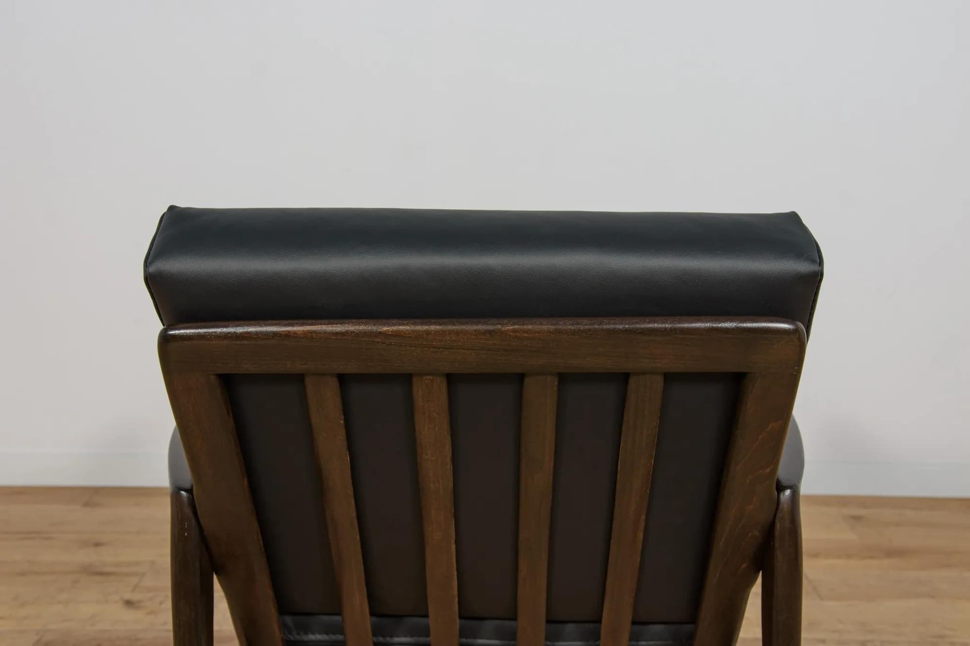 Fotel 300-139, buk ciemnobrązowy, skóra czarna, Swarzędzka Fabryka Mebli, Polska, lata 60. - 70852