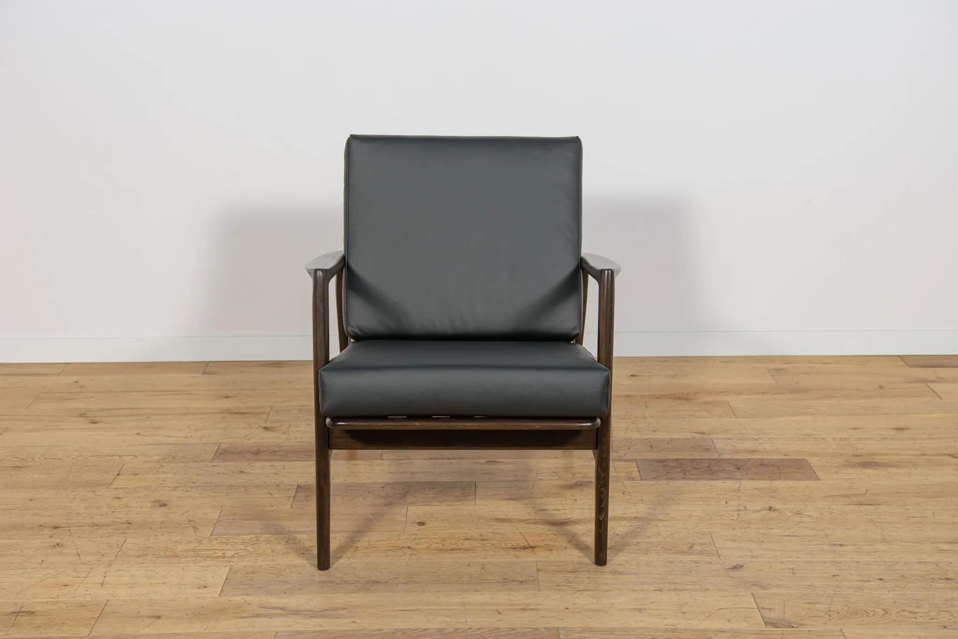 Fotel 300-139, buk ciemnobrązowy, skóra czarna, Swarzędzka Fabryka Mebli, Polska, lata 60. - 70848