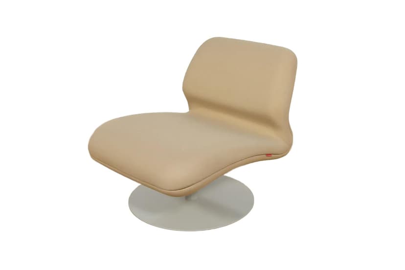 Fotel MV10, beżowy, tkanina, metal, proj. M. Voss, Fritz Hansen, Dania, XXI w.