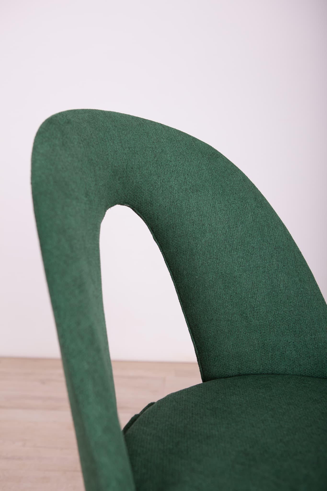 Komplet czterech krzeseł, butelkowa zieleń, drewno, proj. A. Šuman, Tatra Nabytok, Czechosłowacja, lata 60. - 70758