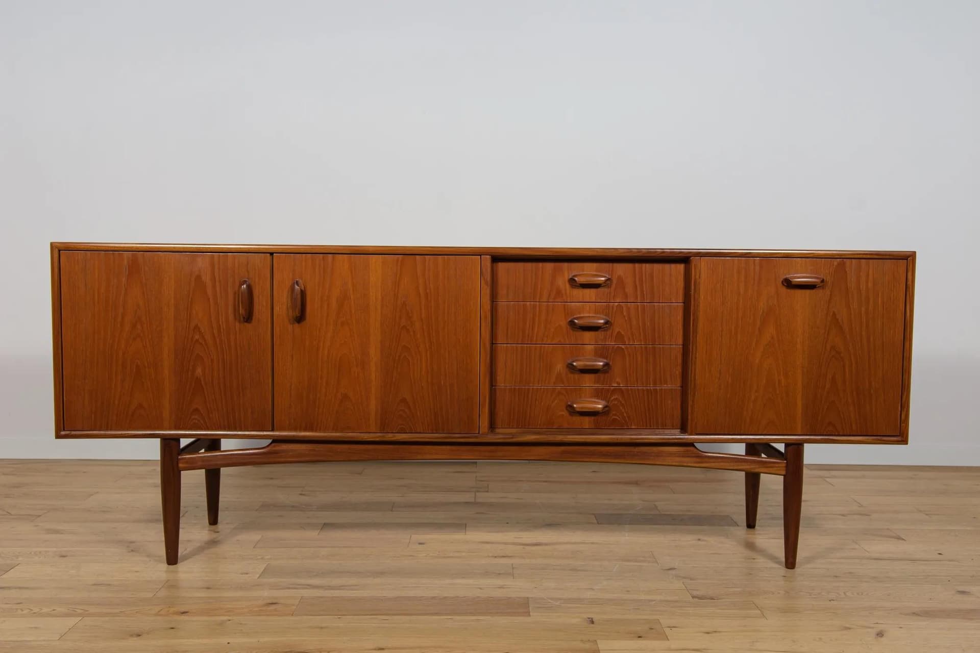 Komoda model 4058, drewno teak brązowy, proj. V. Wilkins, G-Plan, Wielka Brytania, lata 60. - 70624