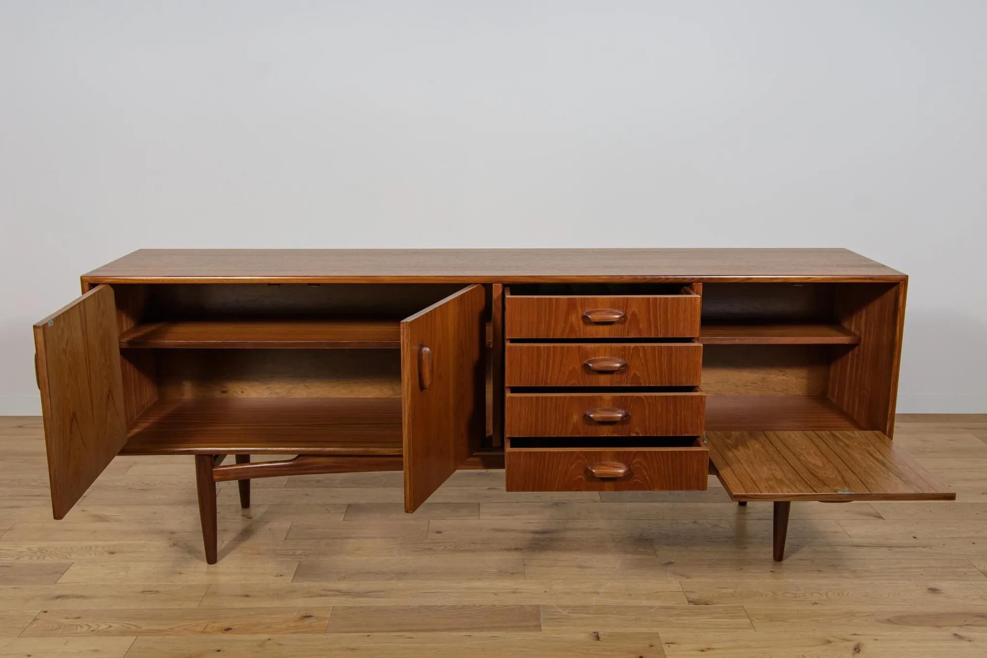 Komoda model 4058, drewno teak brązowy, proj. V. Wilkins, G-Plan, Wielka Brytania, lata 60. - 70621