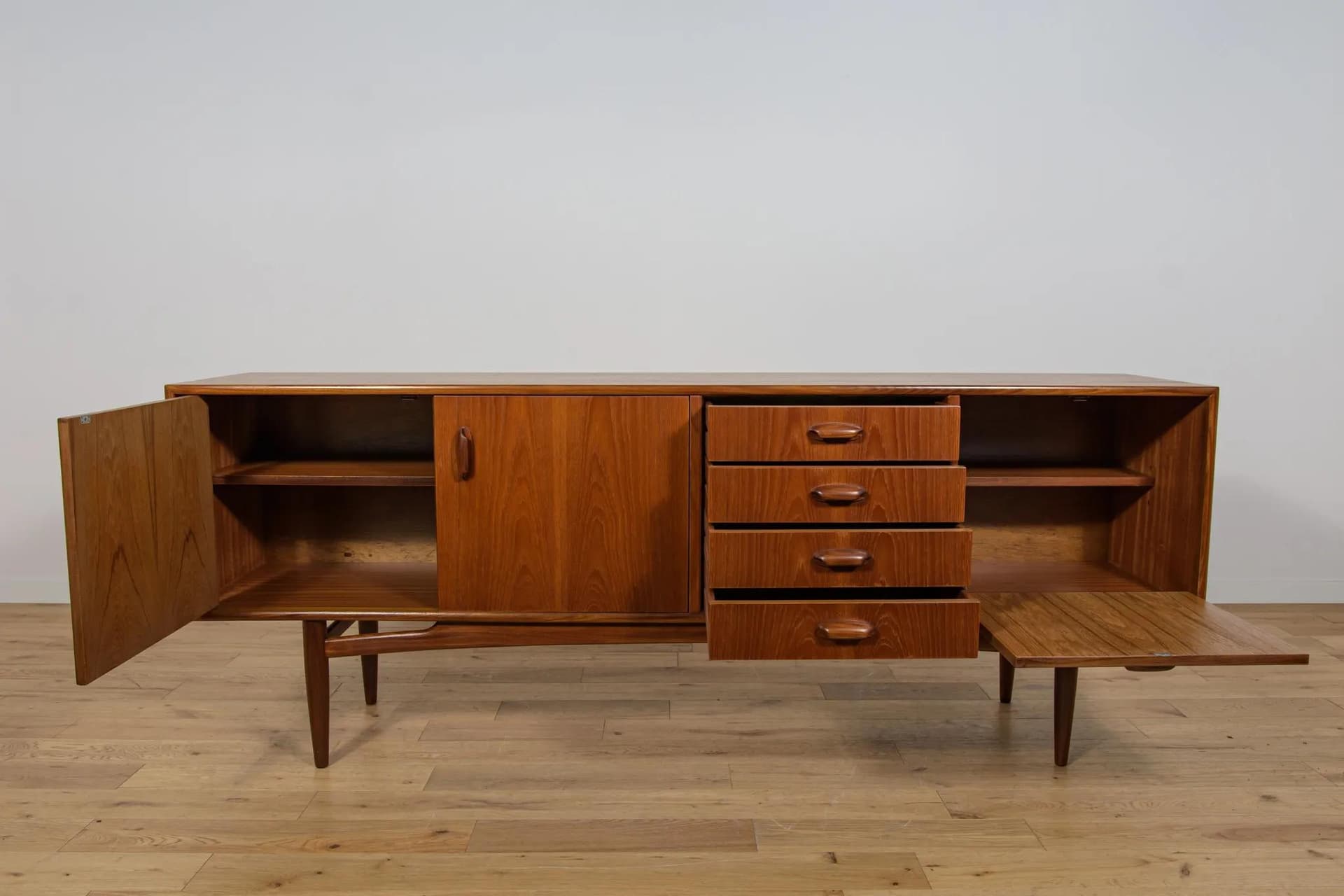 Komoda model 4058, drewno teak brązowy, proj. V. Wilkins, G-Plan, Wielka Brytania, lata 60. - 70625