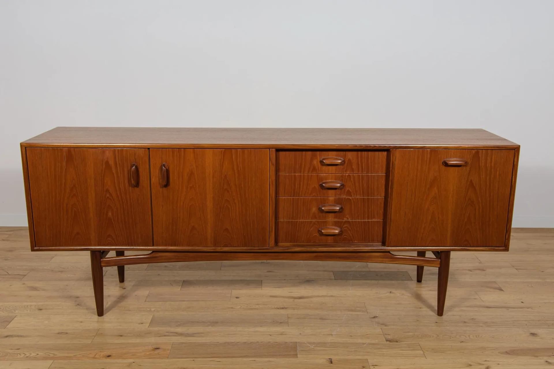 Komoda model 4058, drewno teak brązowy, proj. V. Wilkins, G-Plan, Wielka Brytania, lata 60. - 70623