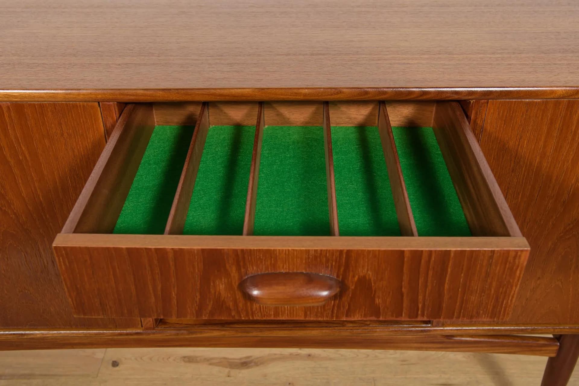 Komoda model 4058, drewno teak brązowy, proj. V. Wilkins, G-Plan, Wielka Brytania, lata 60. - 70619