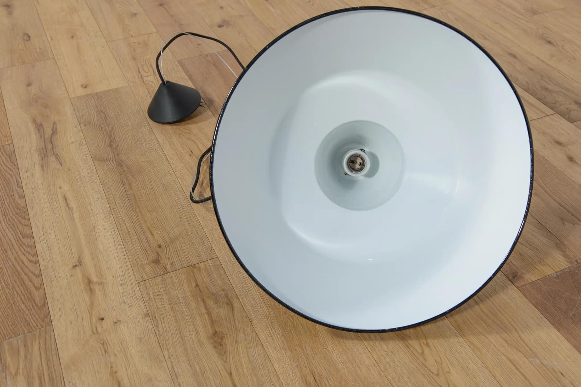 Lampa wisząca industrialna, stal emaliowana czarna, Louis Poulsen, Dania, lata 50. - 70598