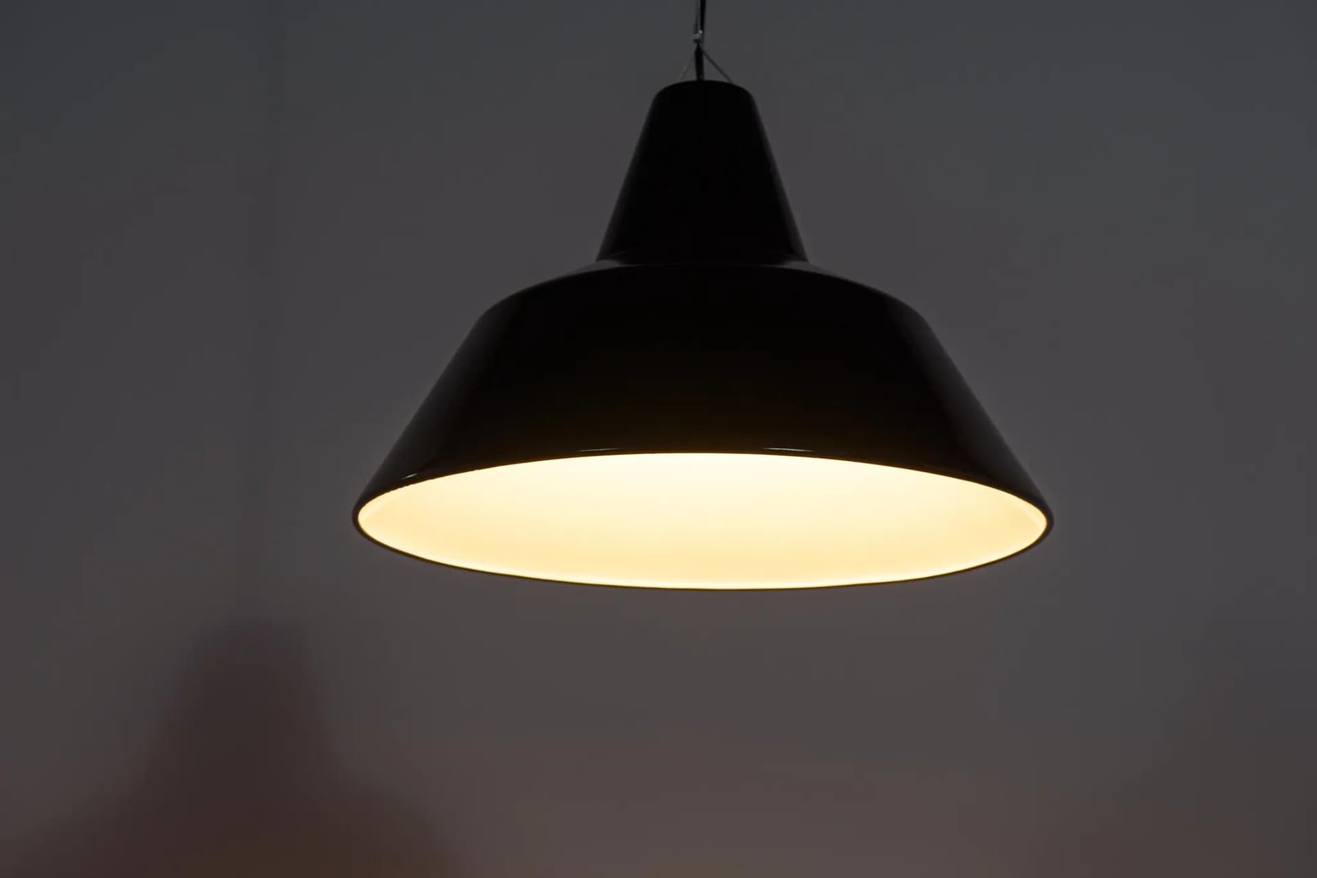 Lampa wisząca industrialna, stal emaliowana czarna, Louis Poulsen, Dania, lata 50. - 70600