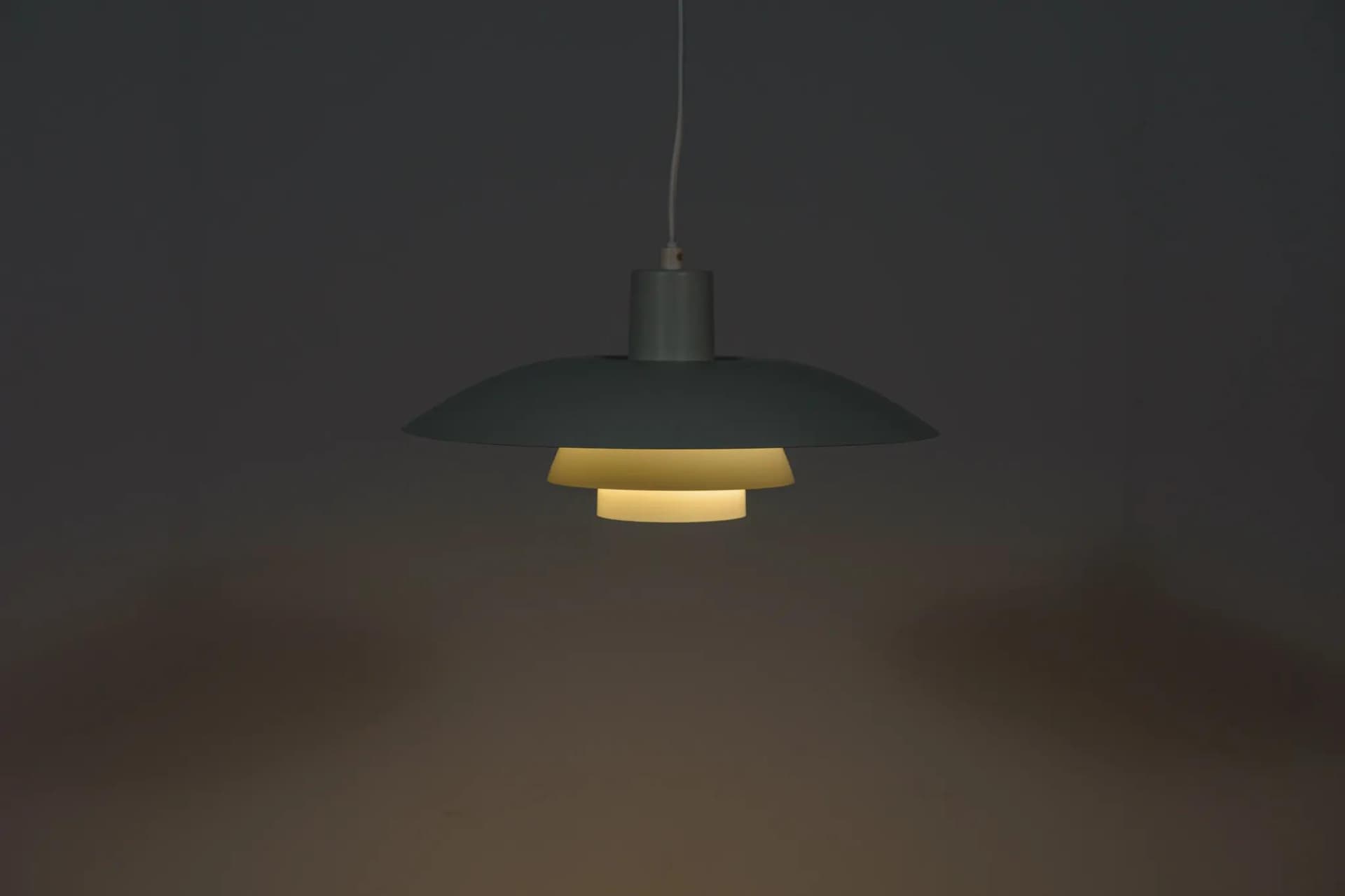 Lampa wisząca PH 4/3, aluminium biały, proj. P. Henningsen, Louis Poulsen, Dania, lata 60. - 70516