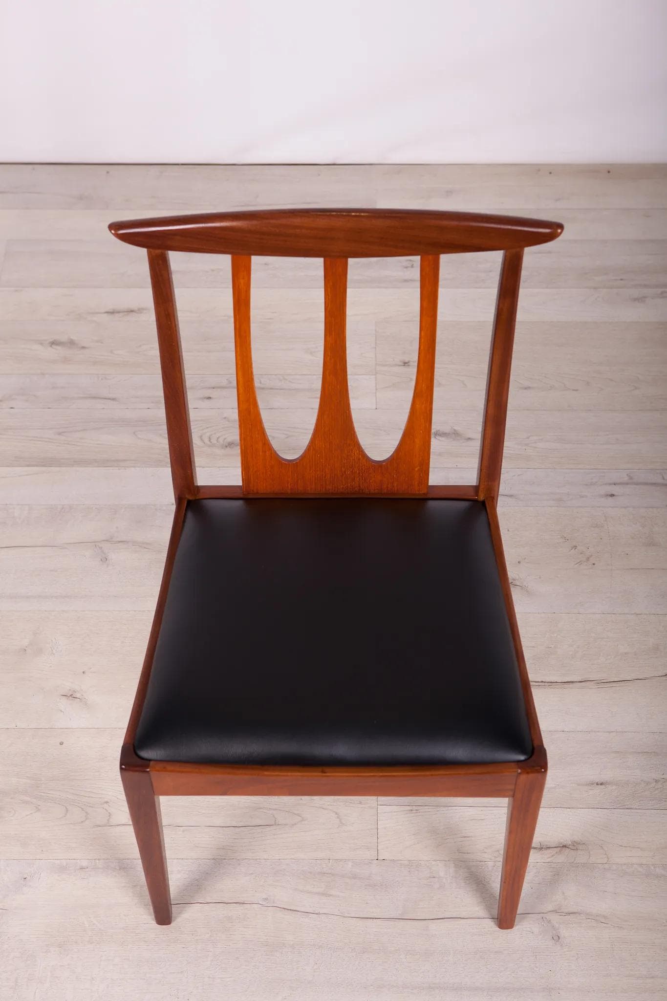 Komplet sześciu krzeseł Brasilia, teak ciemny, skóra czarna, G-Plan, Wielka Brytania, lata 50. - 70493