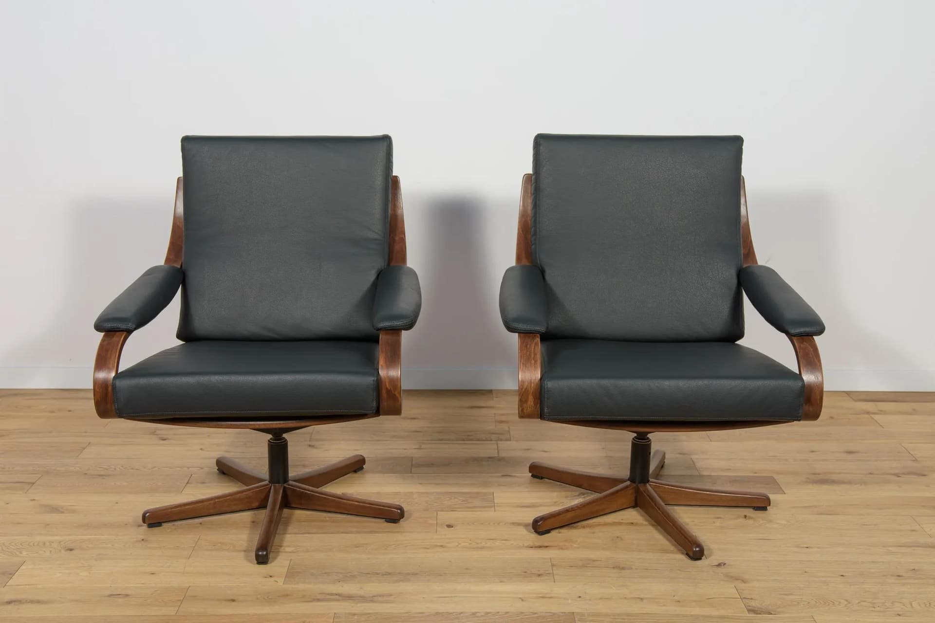 Pair of executive armchairs, black leather, dark oak, Soda Galvano, Norway, 1960s. - 70433