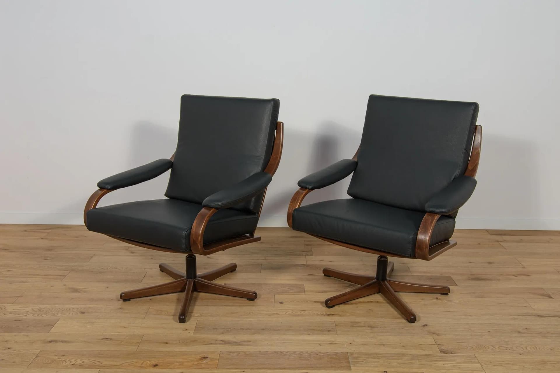 Pair of executive armchairs, black leather, dark oak, Soda Galvano, Norway, 1960s. - 70429