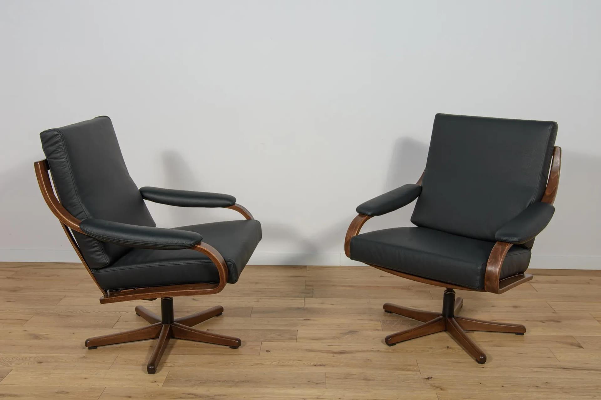 Pair of executive armchairs, black leather, dark oak, Soda Galvano, Norway, 1960s. - 70432