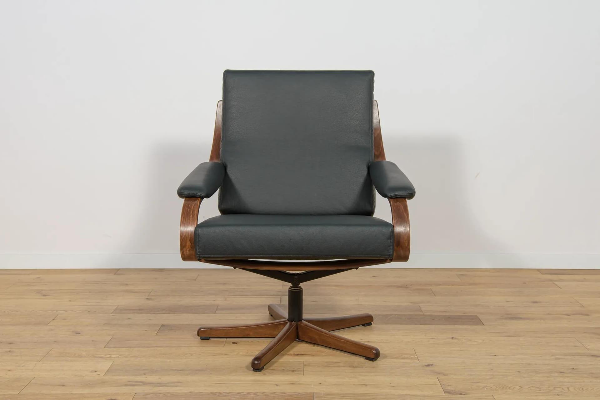 Pair of executive armchairs, black leather, dark oak, Soda Galvano, Norway, 1960s. - 70427