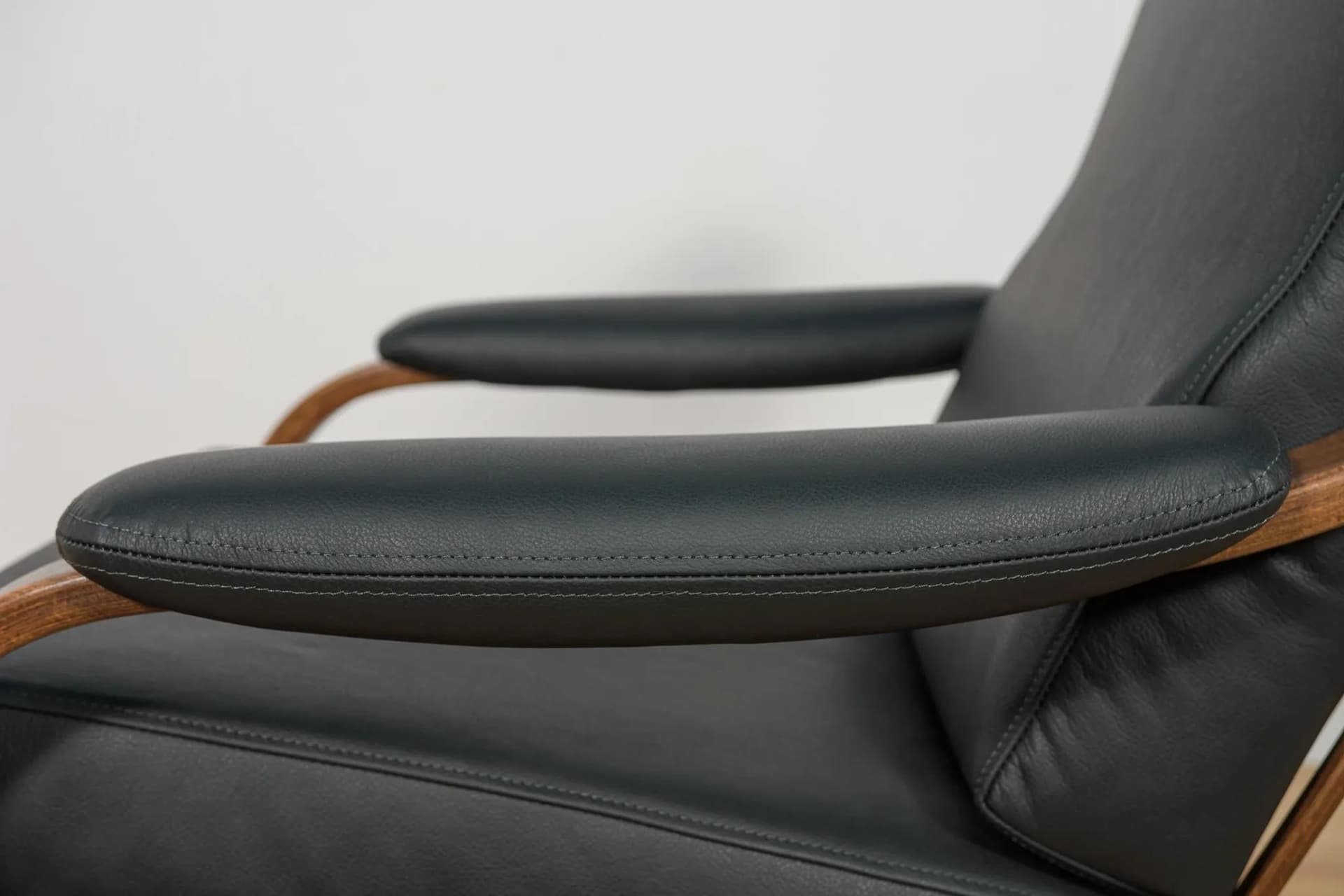 Pair of executive armchairs, black leather, dark oak, Soda Galvano, Norway, 1960s. - 70435