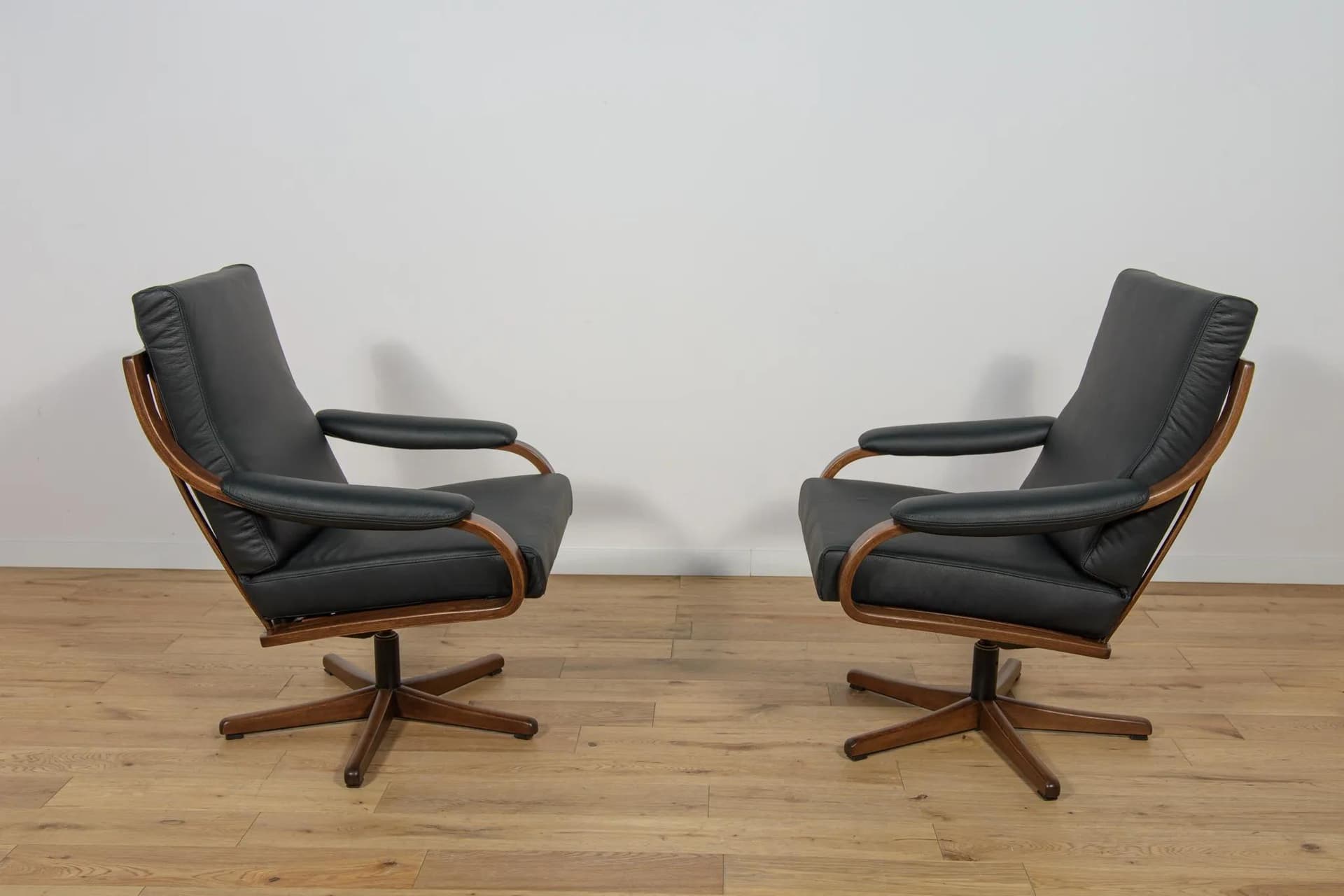 Pair of executive armchairs, black leather, dark oak, Soda Galvano, Norway, 1960s. - 70430