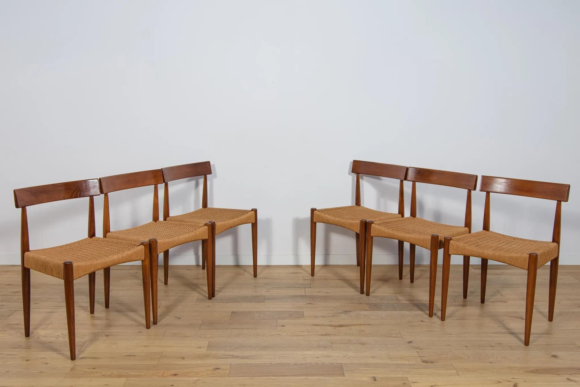 Komplet sześciu krzeseł, teak brązowy, proj. A. Hovmand-Olsen, Dania, lata 60. - 70407