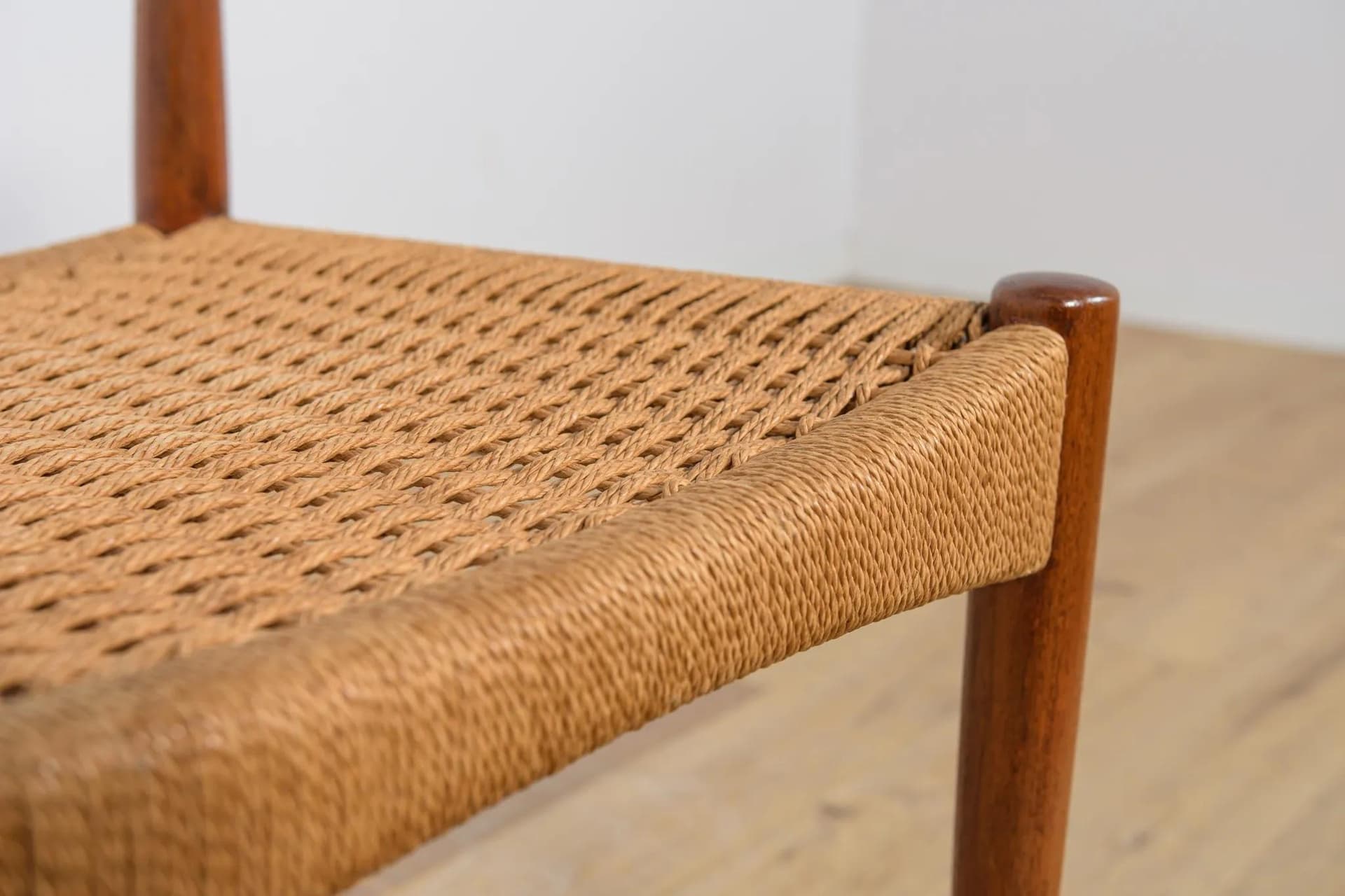 Komplet sześciu krzeseł, teak brązowy, proj. A. Hovmand-Olsen, Dania, lata 60. - 70412