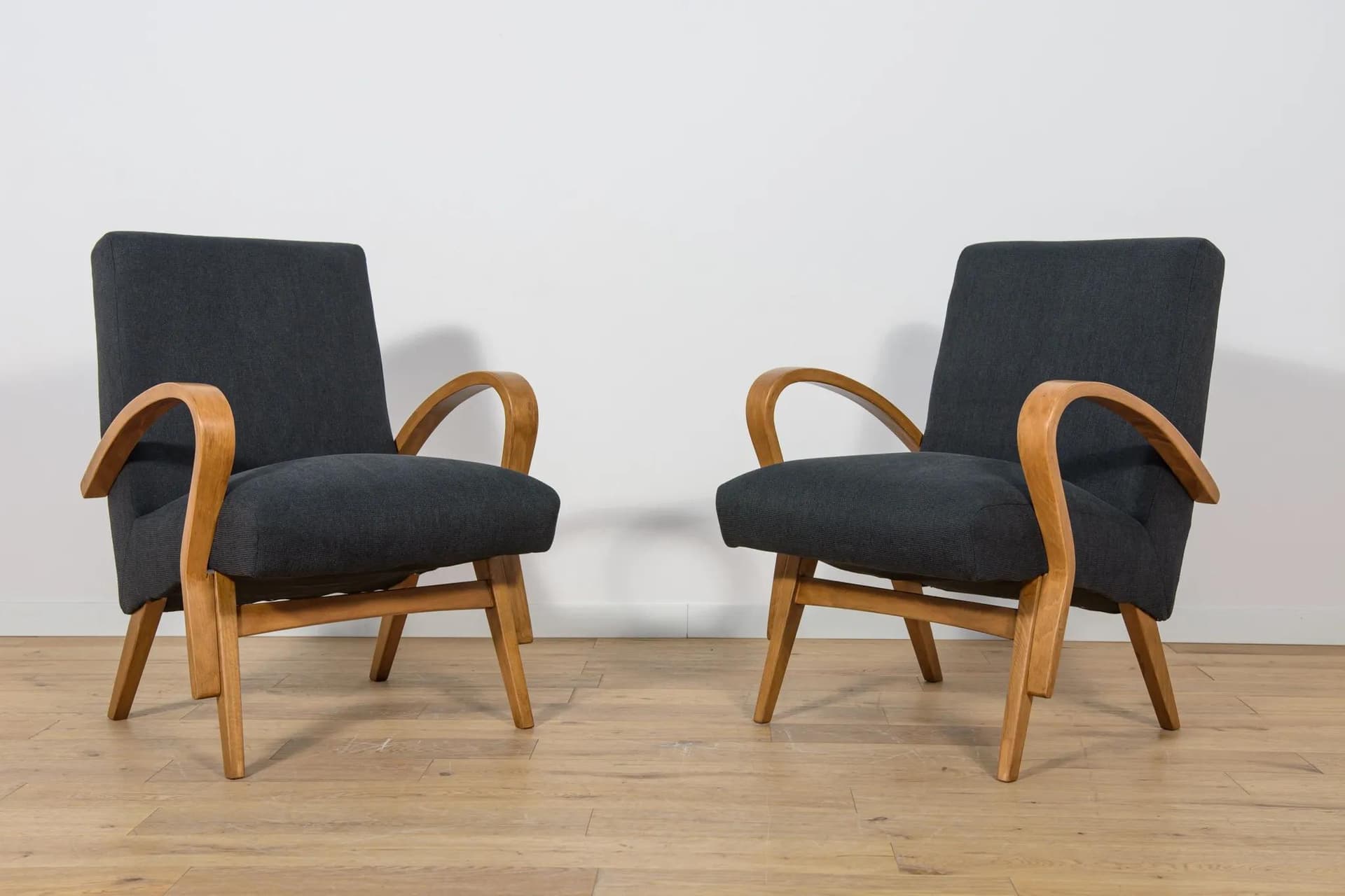 Para foteli, dąb jasny, tkanina czarna, Czechosłowacja, lata 60. - 70405