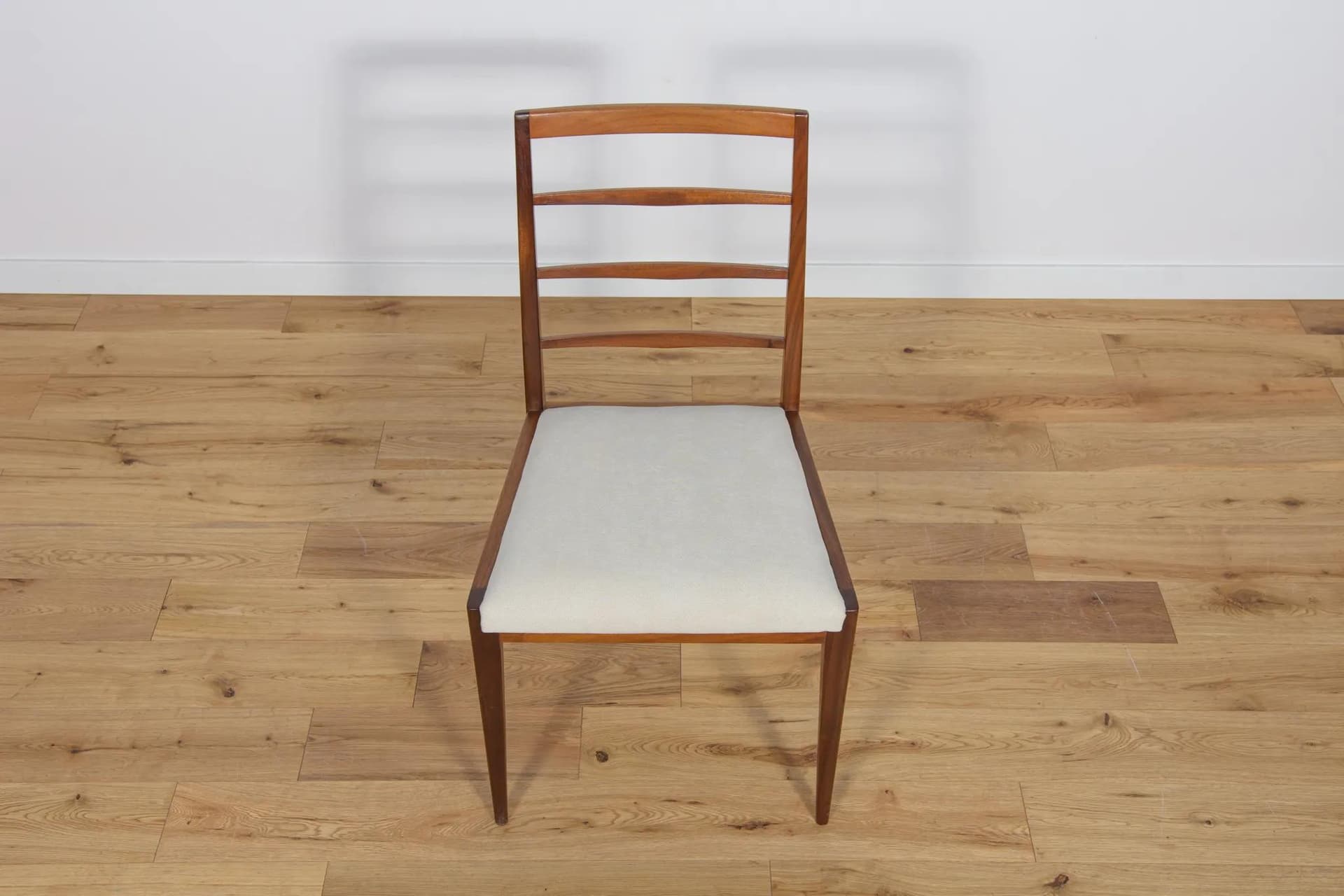 Komplet sześciu krzeseł, teak brązowy, tkanina kremowa, McIntosh, Wielka Brytania, lata 60. - 70393