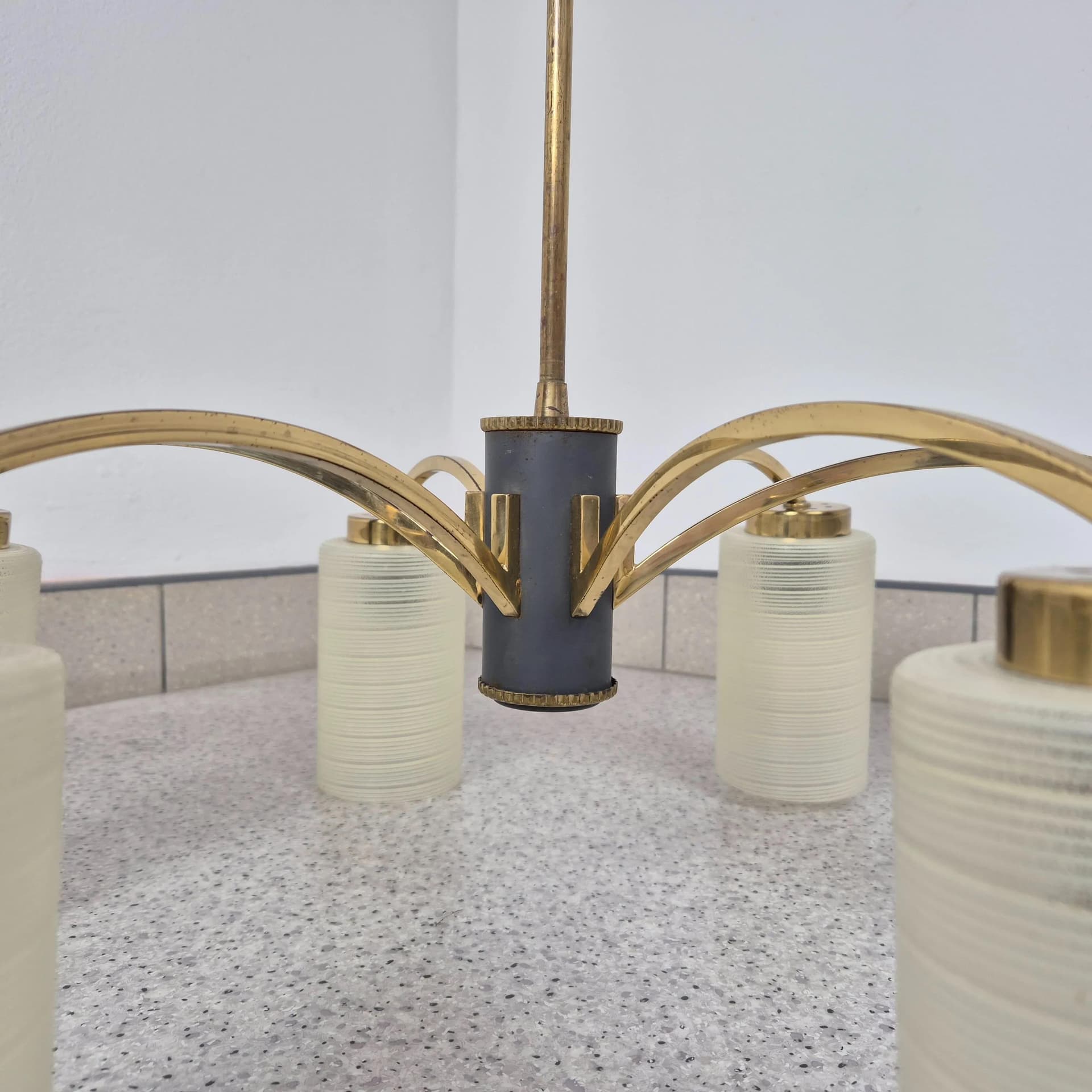 Żyrandol Rockabilly, mosiądz, szkło kremowy, Niemcy, lata 50. - 73129