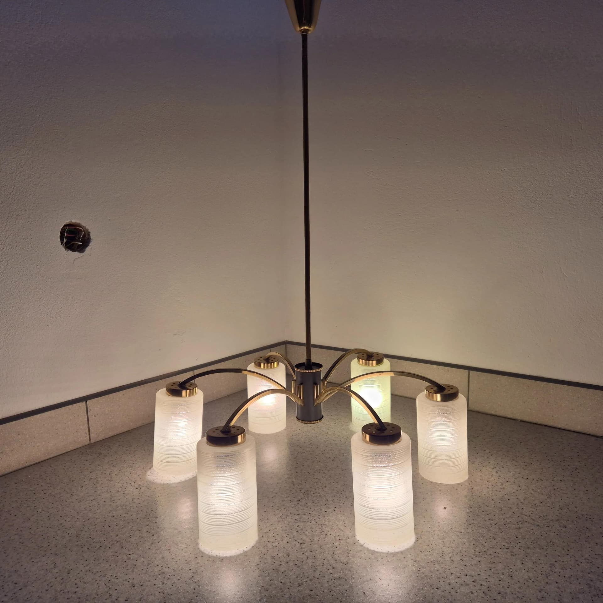 Żyrandol Rockabilly, mosiądz, szkło kremowy, Niemcy, lata 50. - 73126