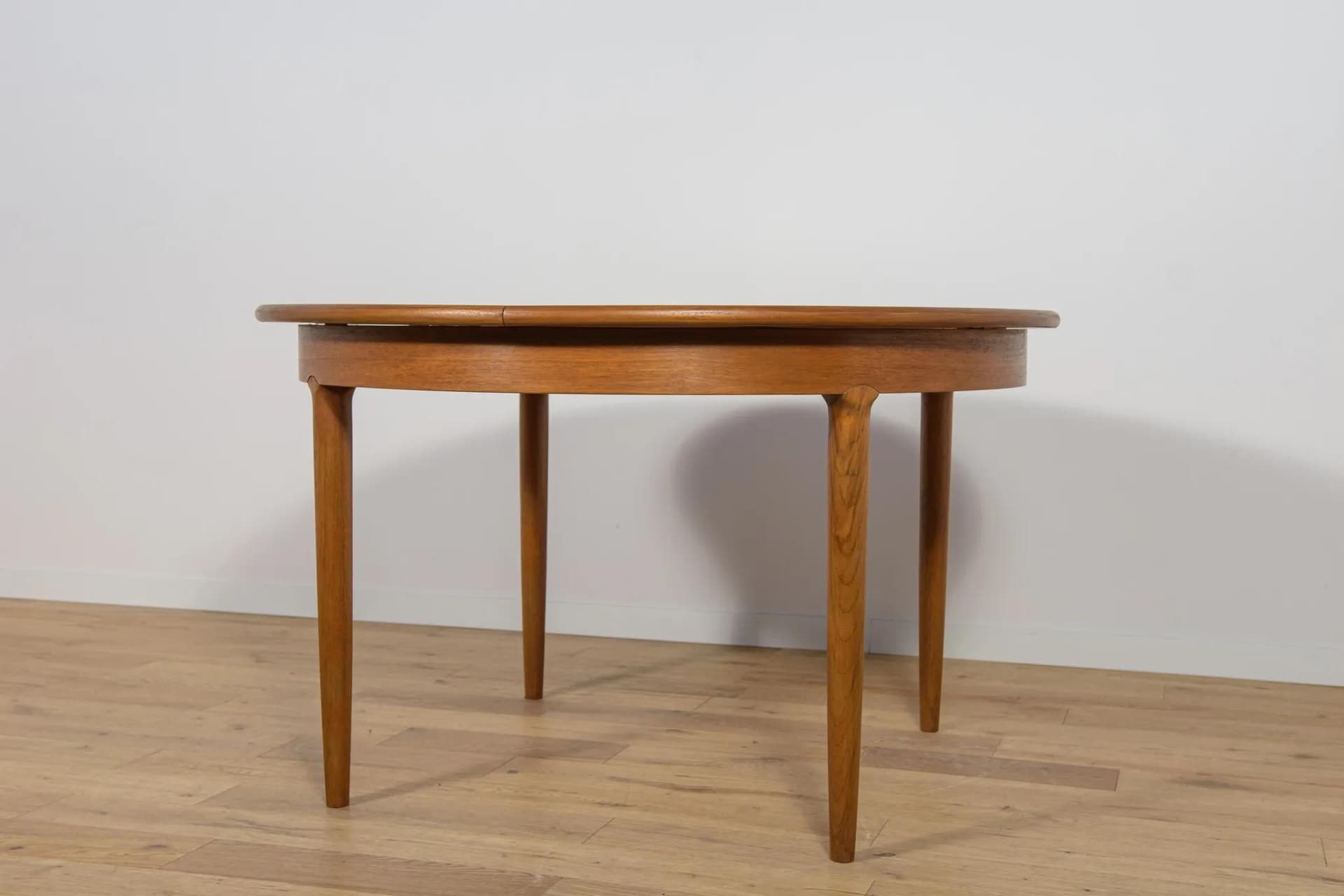 Round Extendable Table, brown teak, United Kingdom, 1960s. - 70300