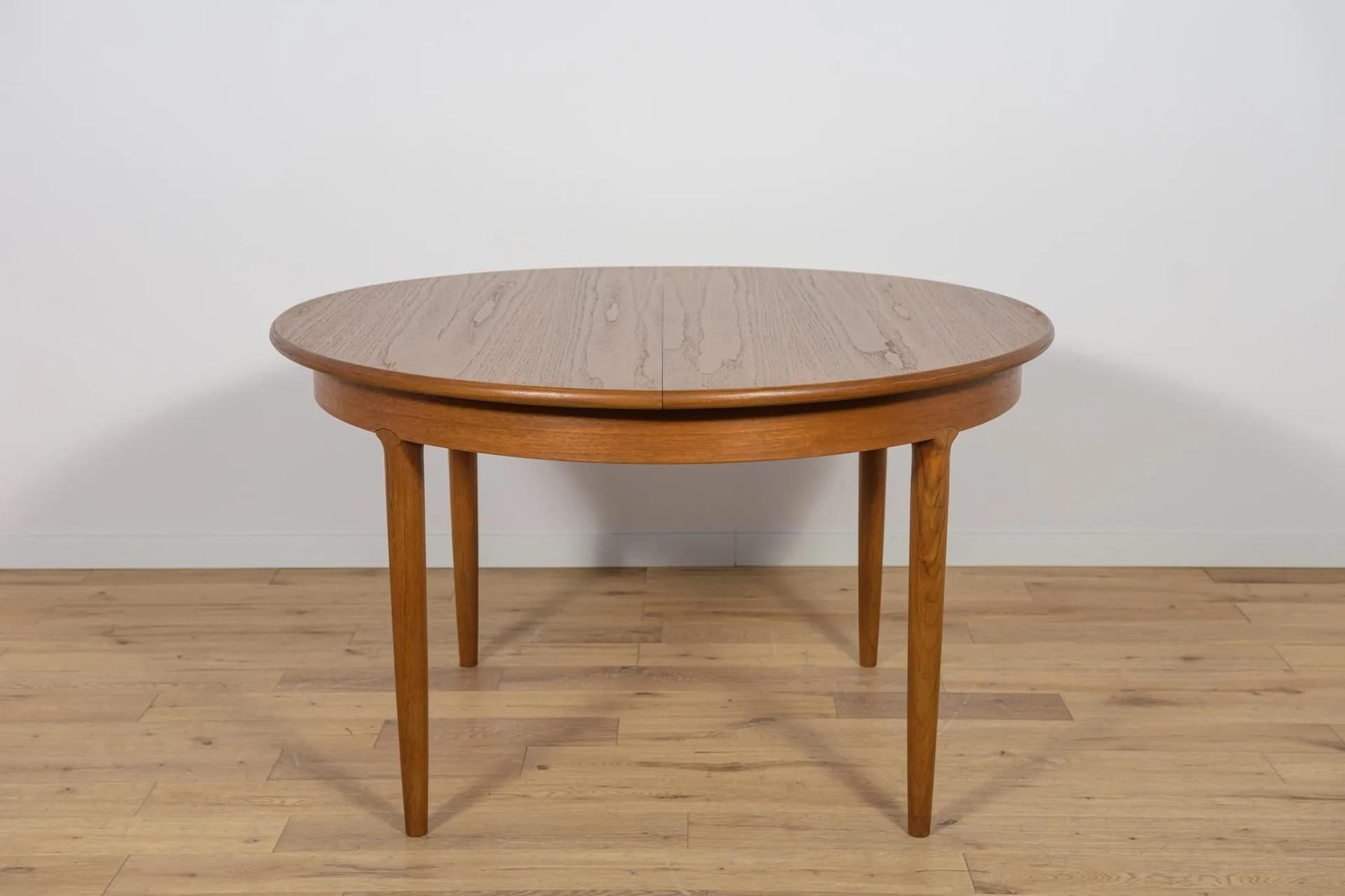 Round Extendable Table, brown teak, United Kingdom, 1960s. - 70303