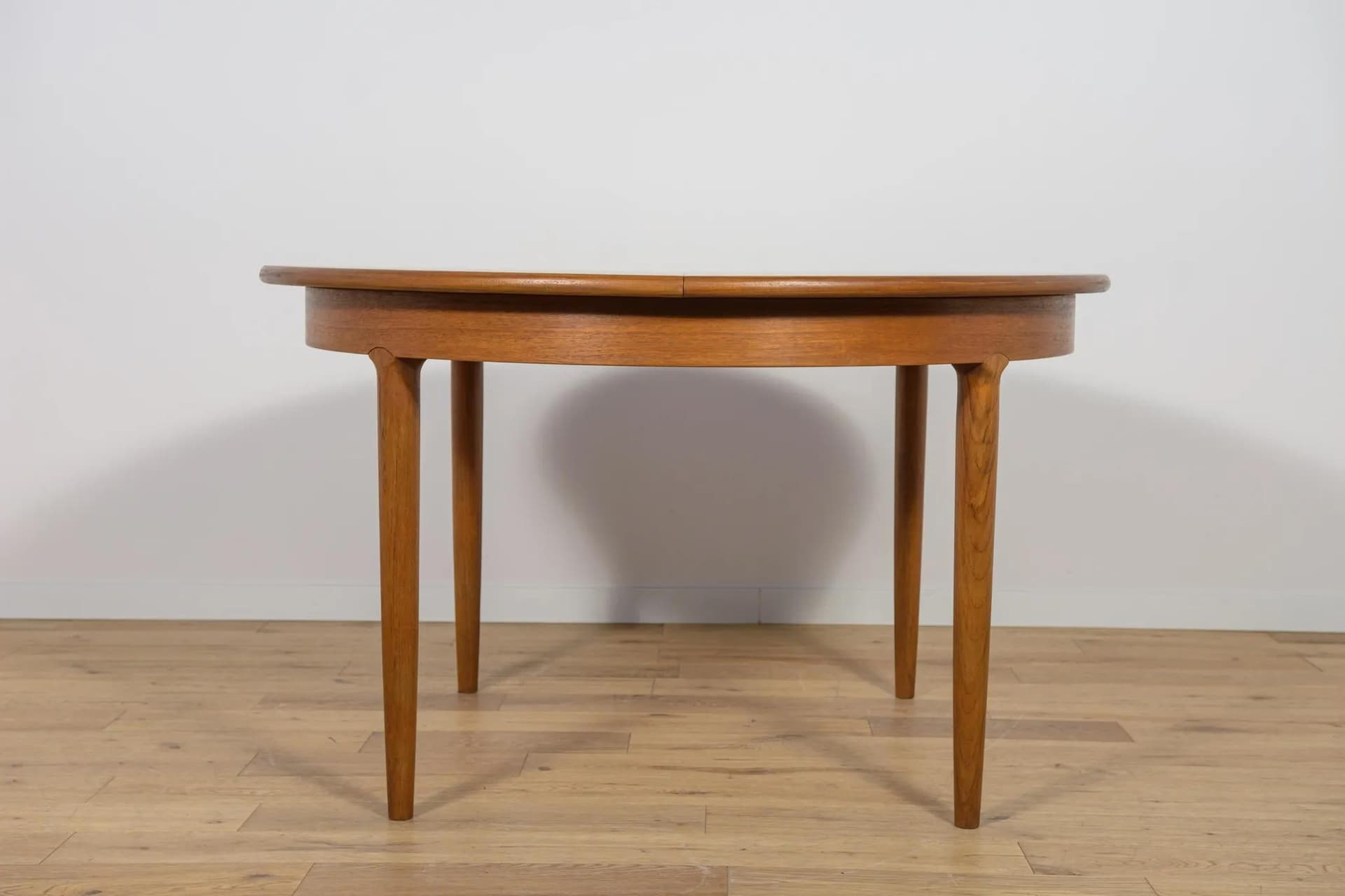 Round Extendable Table, brown teak, United Kingdom, 1960s. - 70295