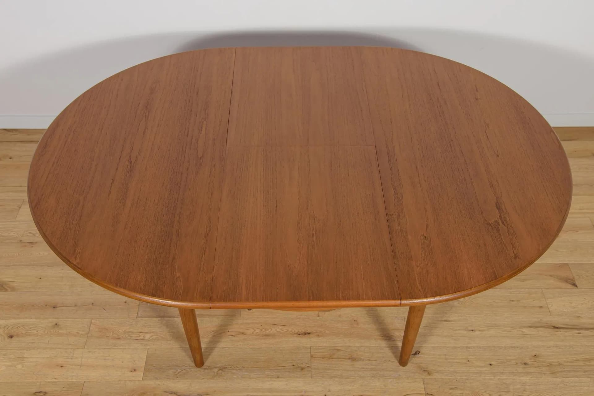 Round Extendable Table, brown teak, United Kingdom, 1960s. - 70301