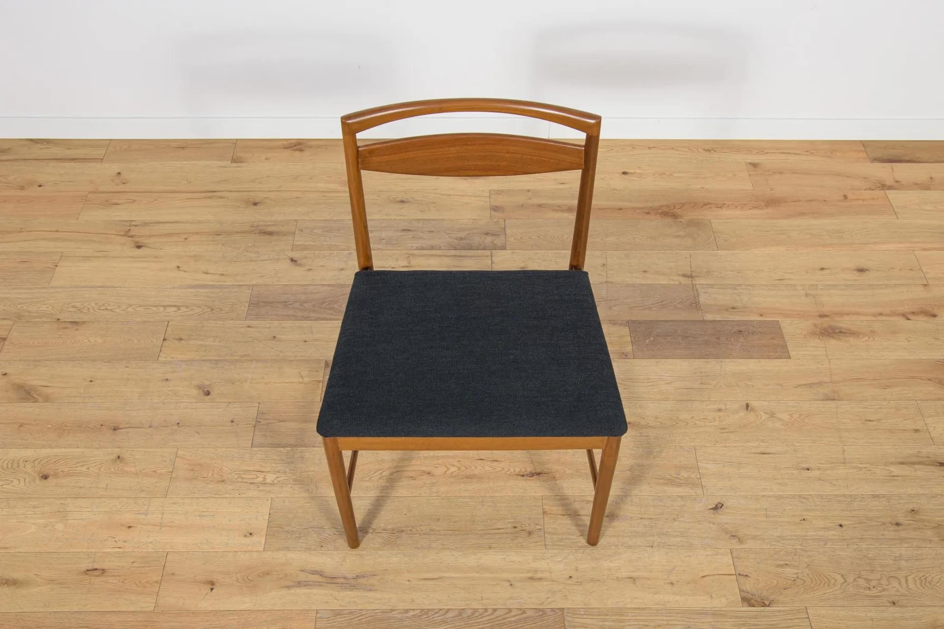 Komplet sześciu krzeseł Model 9513, drewno teak brązowy, tkanina czarna, proj. T. Robertson, dla McIntosh, Wielka Brytania, lata 70. - 70246